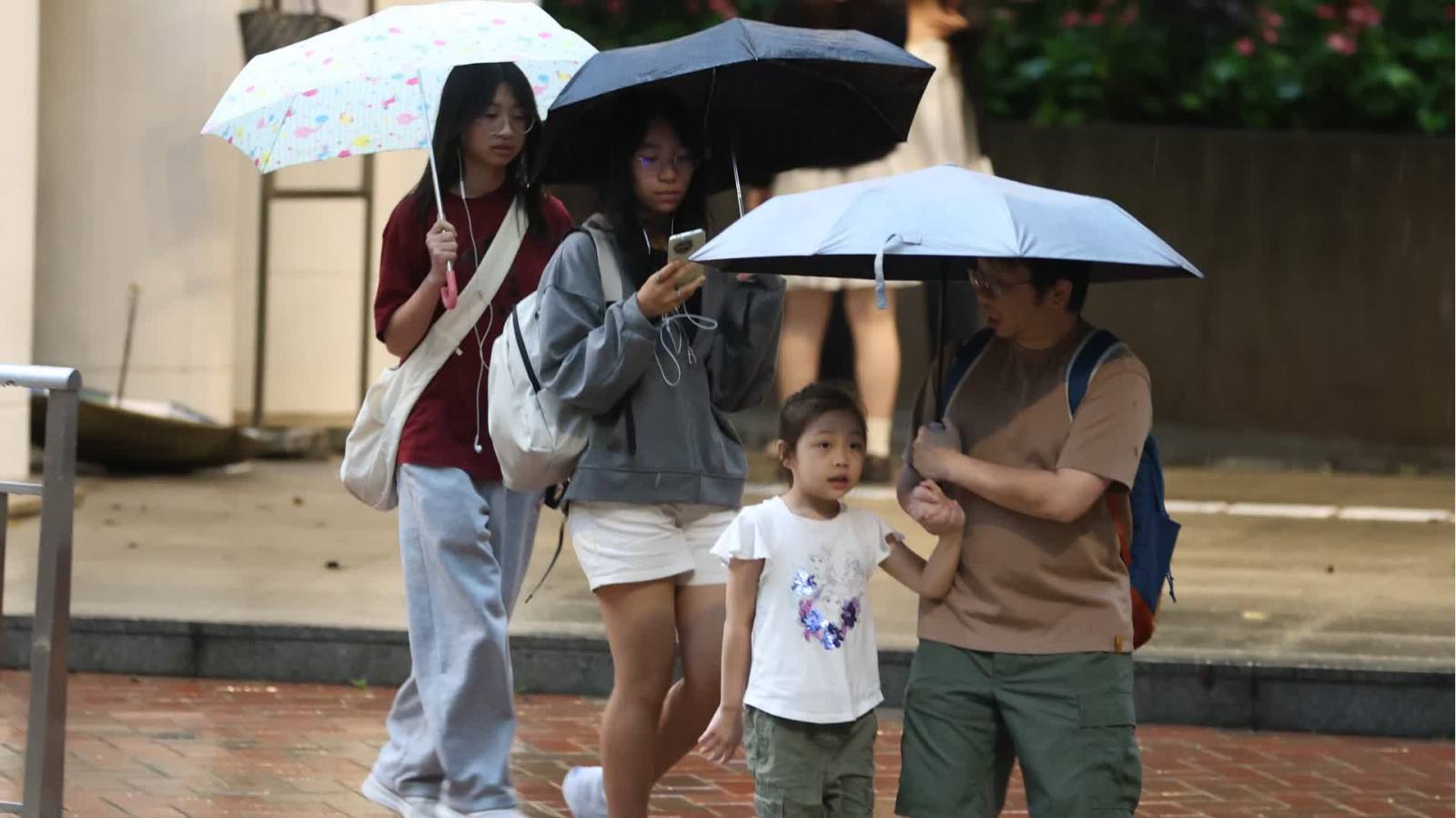 圖集｜天文台取消黃色暴雨警告信號　市民冒雨出行