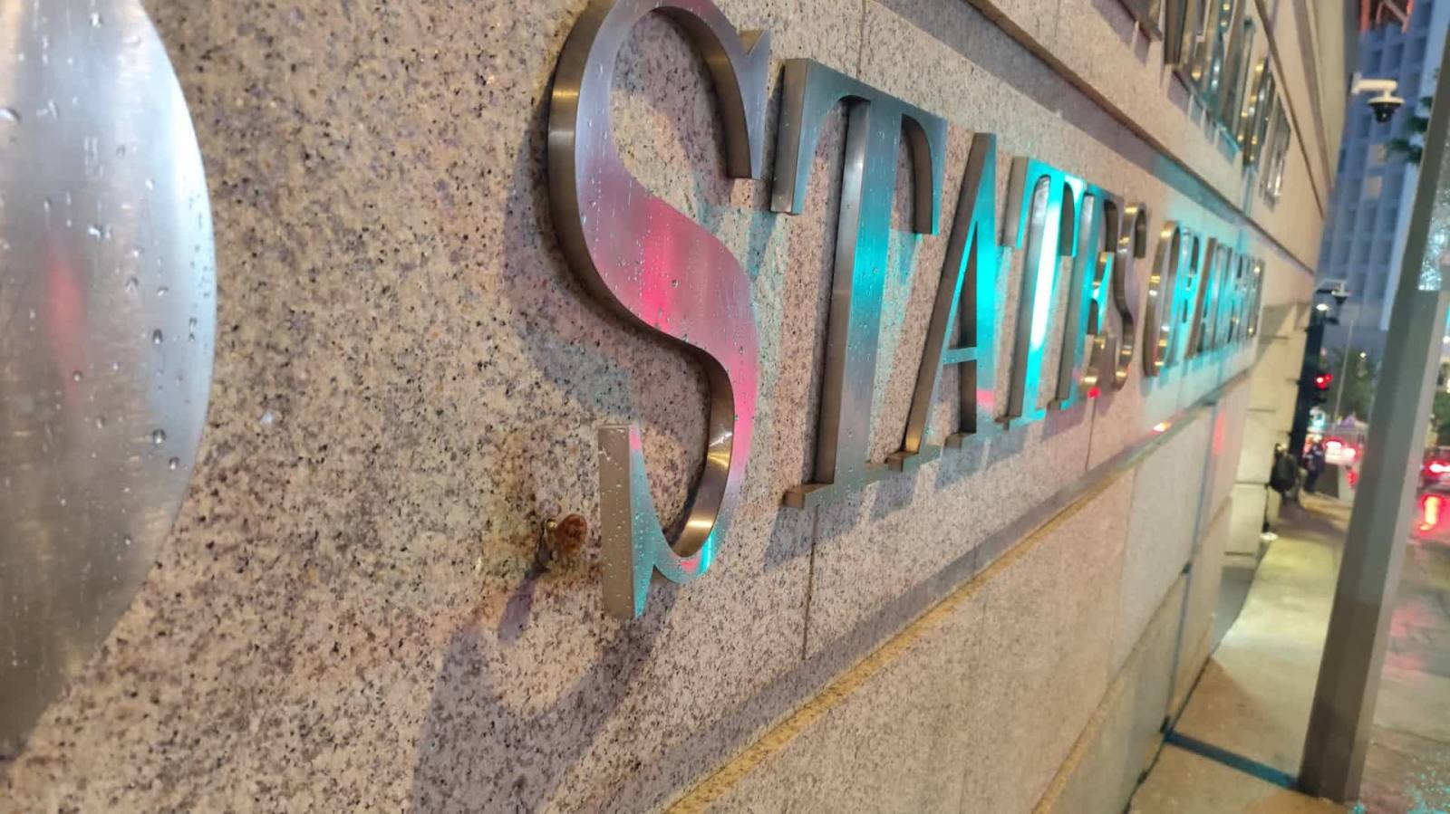 (有片) 美國駐港領事館外牆字牌遭破壞 警緝黑衣白褲背包男