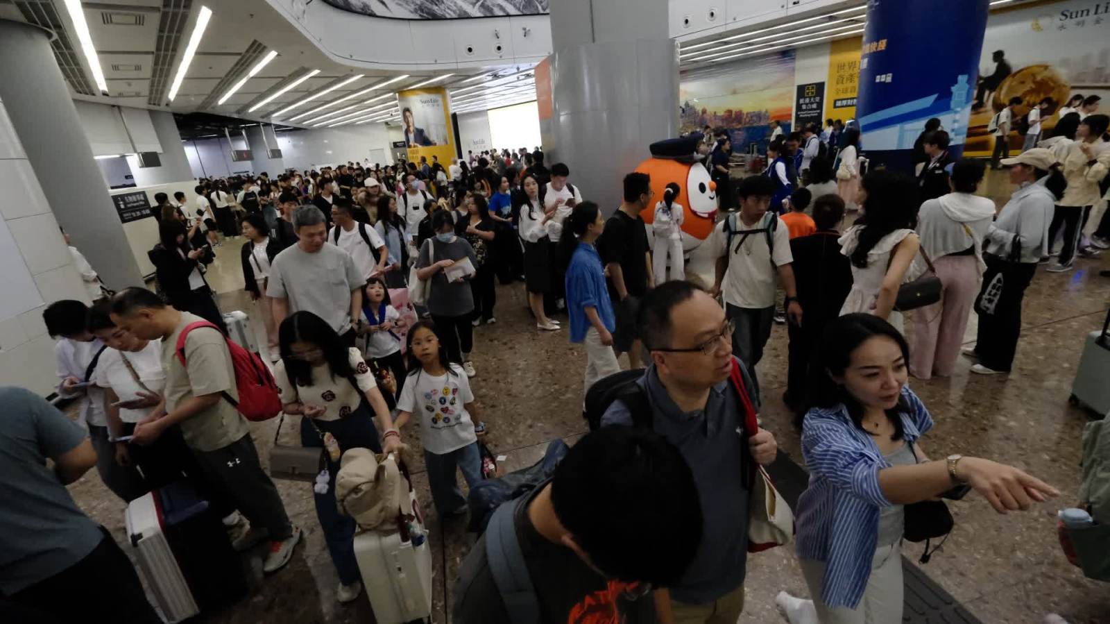 五一黃金周│截至下午4時超過60.4萬人次出入境 訪港內地旅客逾16.9萬人次