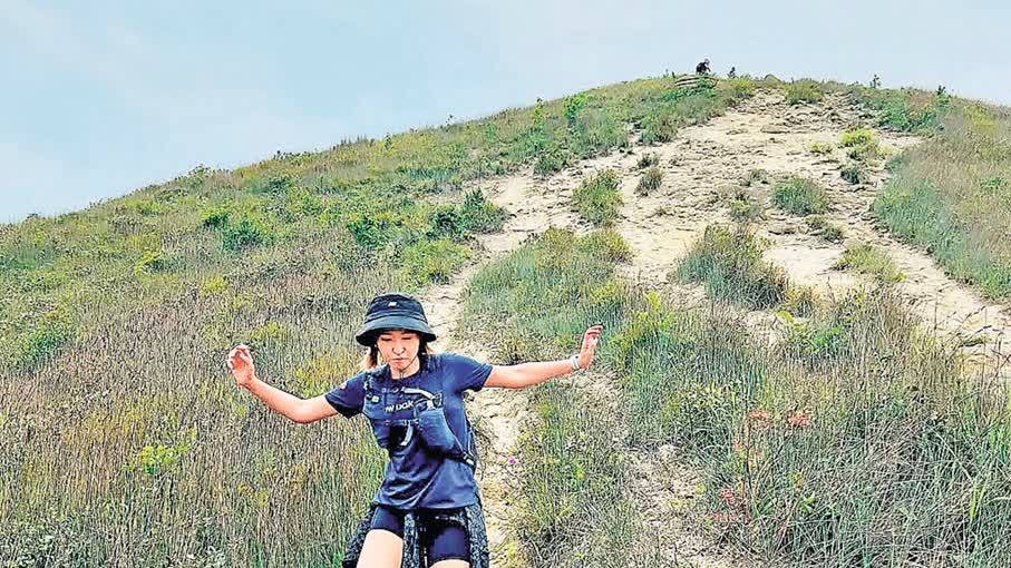 蔡寶欣硬核打卡香港山野「考牌線」　直言難度越高越有成就感