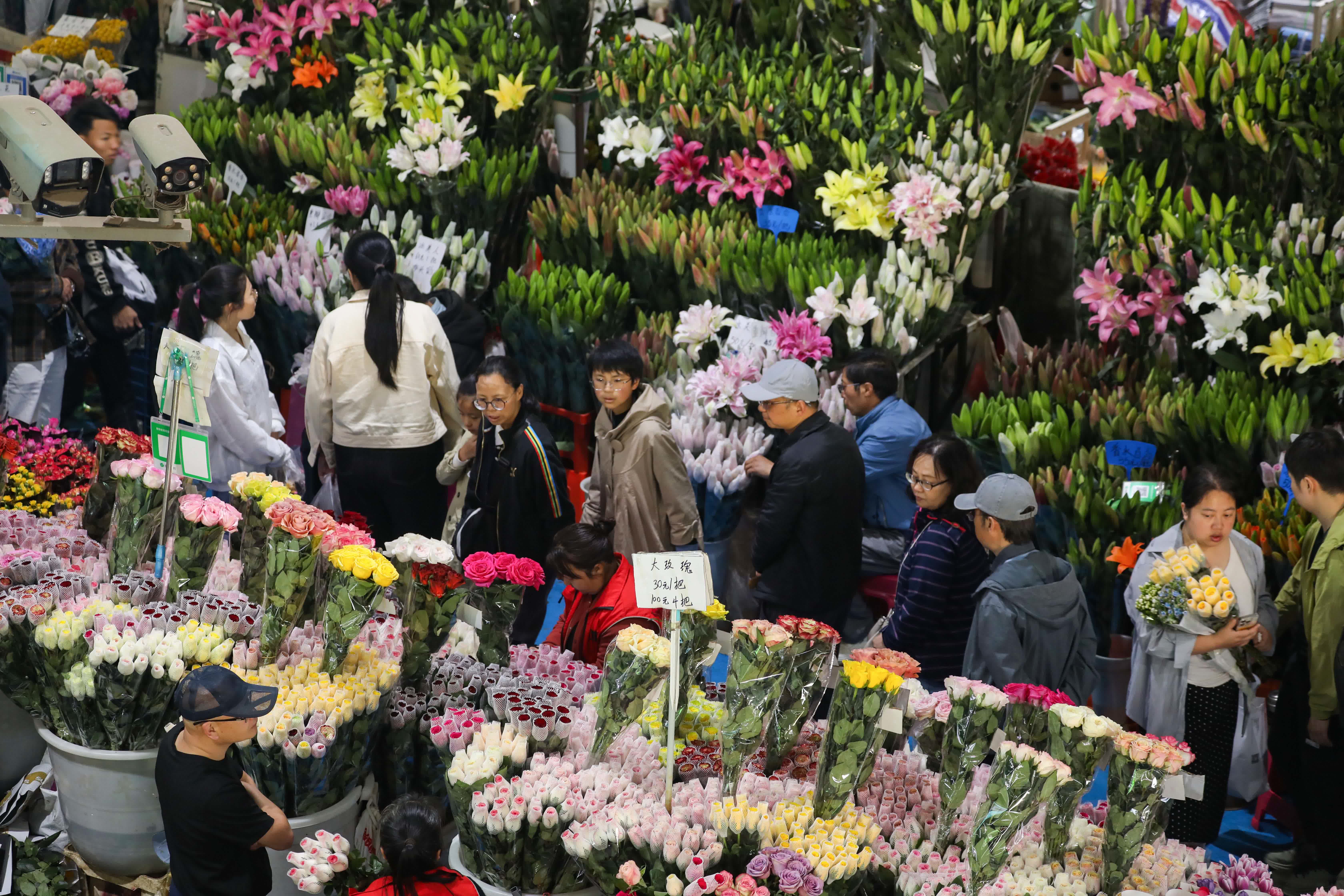 5月5日，昆明鬥南花卉市場人頭攢動，熱鬧非凡。（新華社）