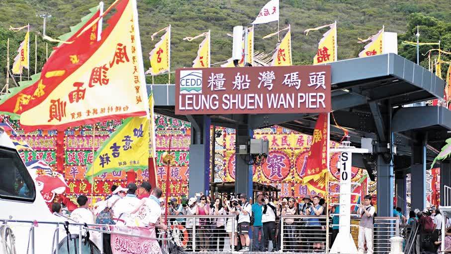 逾50艘漁船列陣　糧船灣海上天后巡遊震撼上演