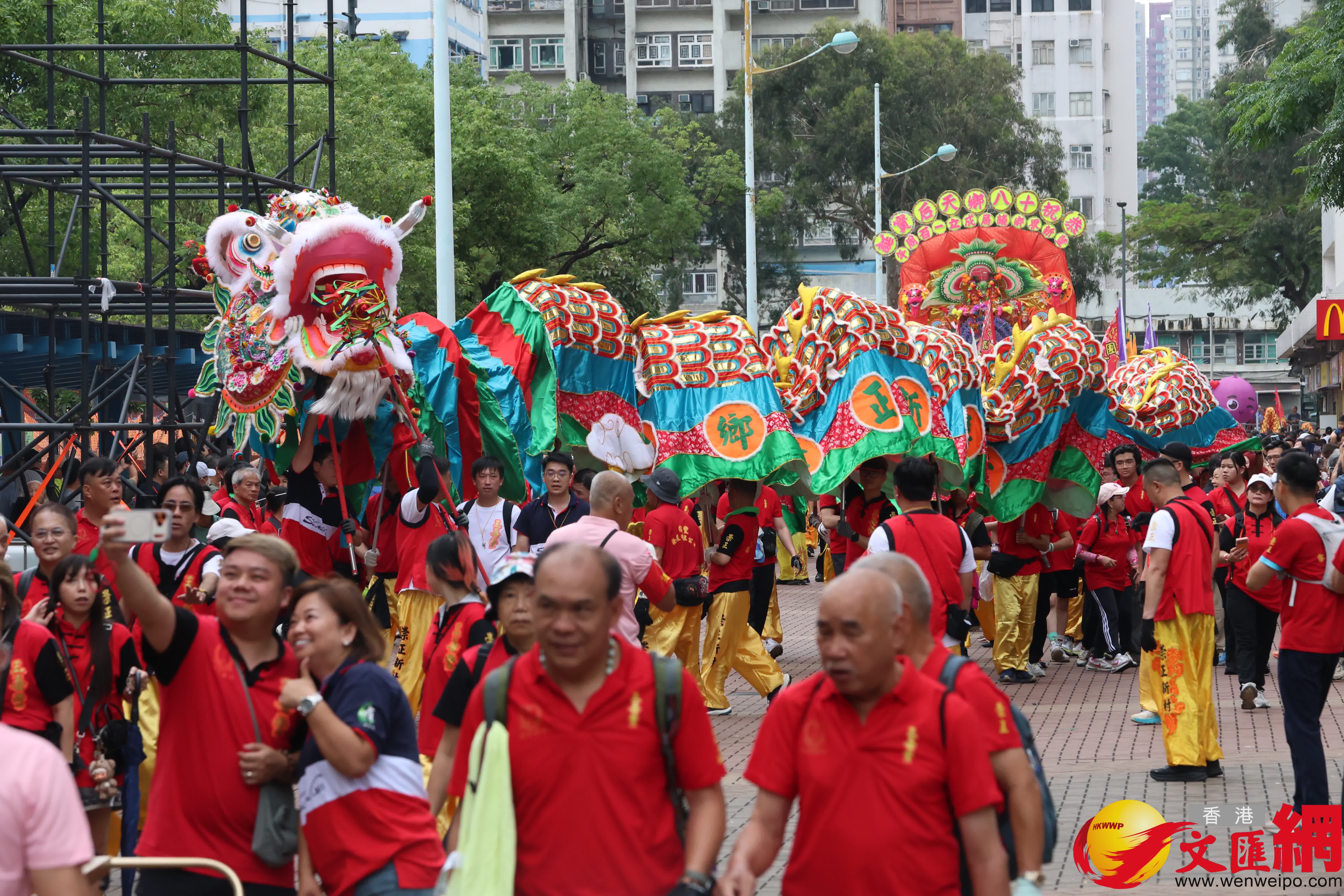 今日（9日）上午10時起舉行「丁財兩旺會景巡遊」。(香港文匯報記者萬靈霜 攝) 