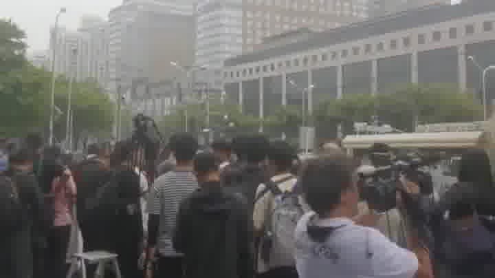 街頭直擊！特朗普車隊行駛向中南海　記者沿街等候