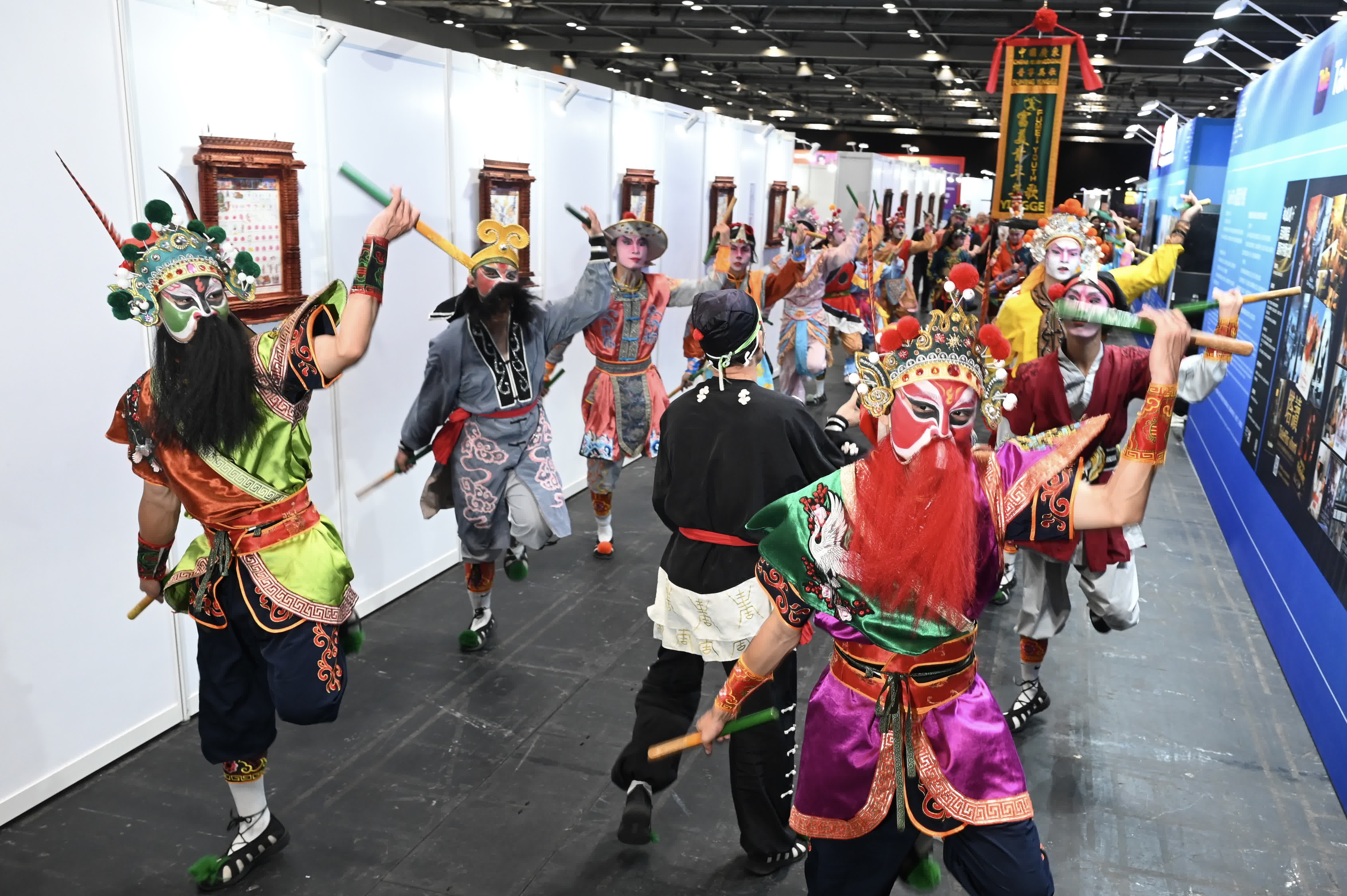 圖為在文旅視聽展區的「AI 賦能——文化出海」推演活動上，來自廣東普寧的富美青年英歌隊帶來精彩的英歌舞非遺技藝。（中新社）