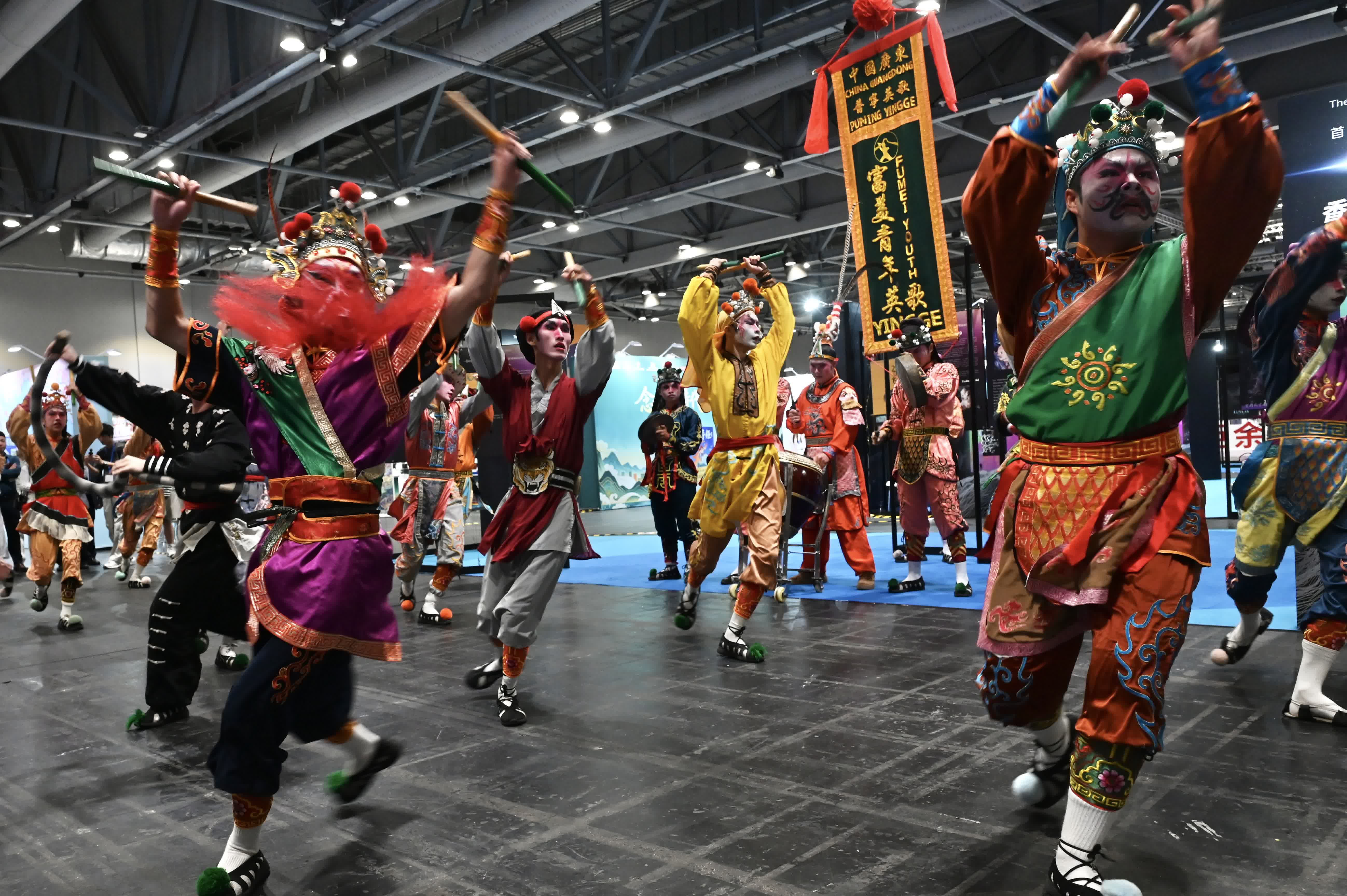 圖為在文旅視聽展區的「AI 賦能——文化出海」推演活動上，來自廣東普寧的富美青年英歌隊帶來精彩的英歌舞非遺技藝。（中新社）
