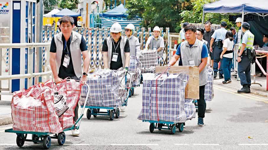 宏福苑善後│三座樓宇居民再上樓執拾　每單位4人