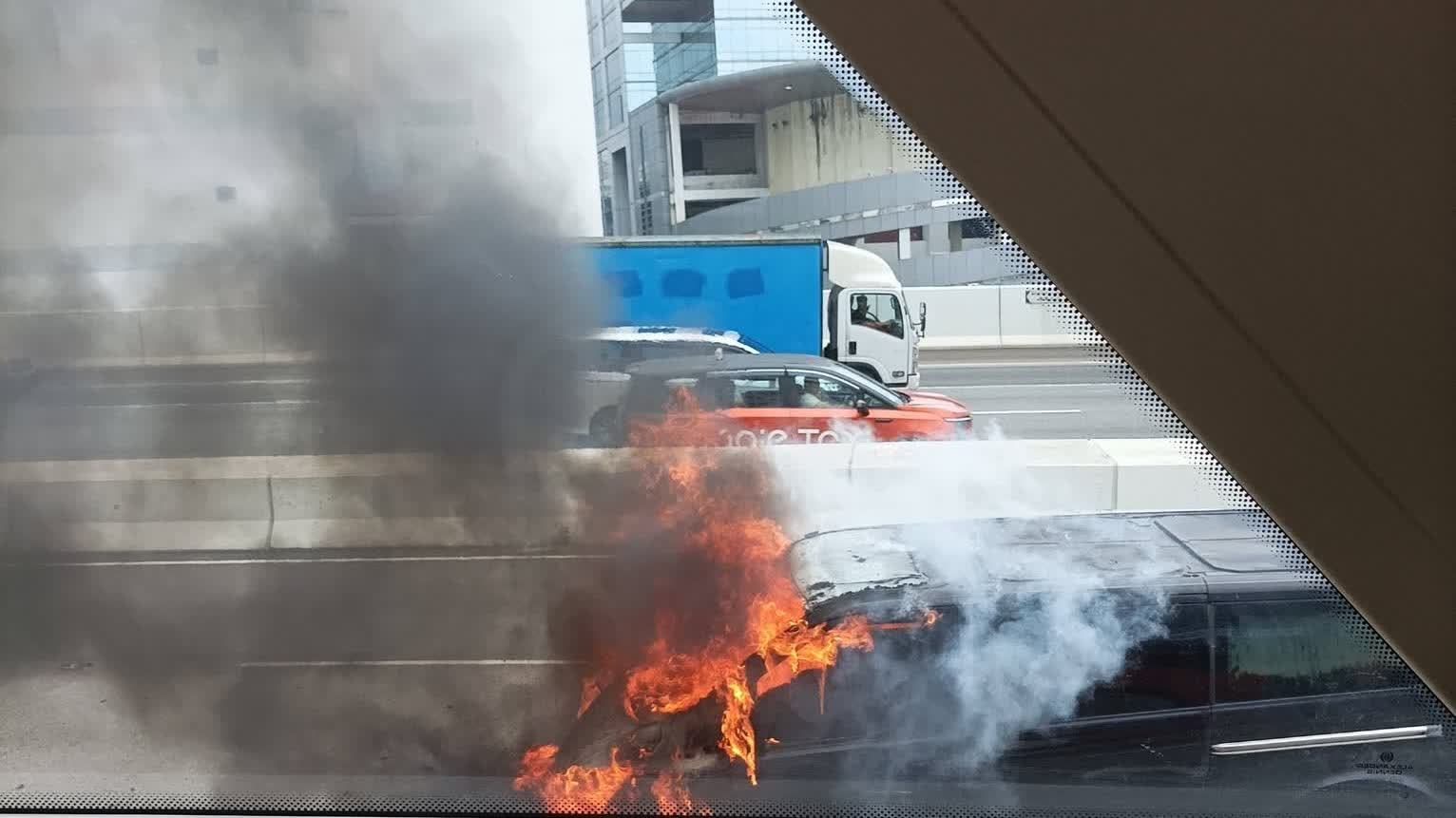 青葵公路貨Van機件故障起火 司機棄車逃生