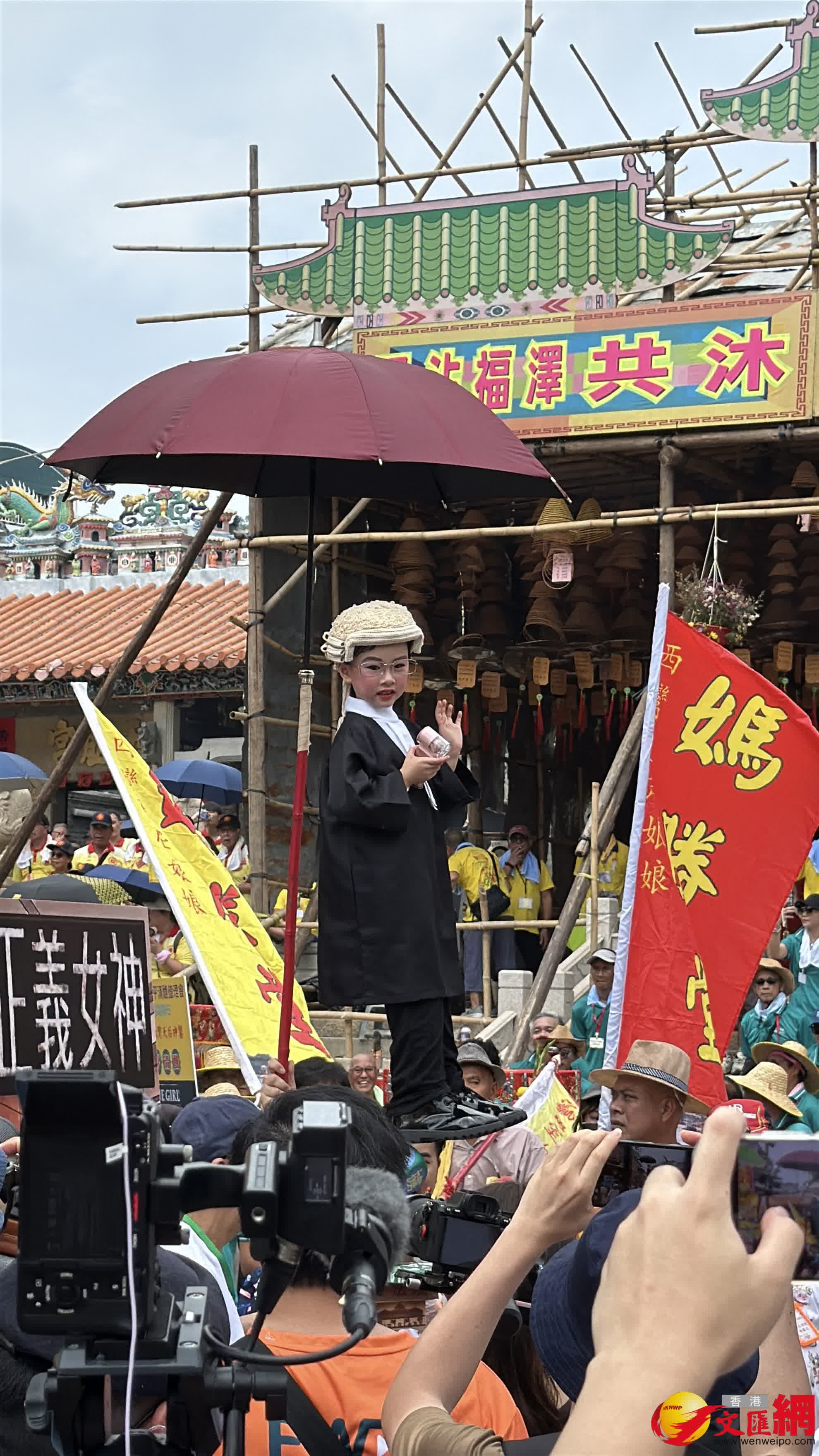 長洲年度盛事太平清醮飄色巡遊於今日（24日）下午隆重上演。現場熱鬧，人頭攢動。（香港文匯報記者崔瀅攝）