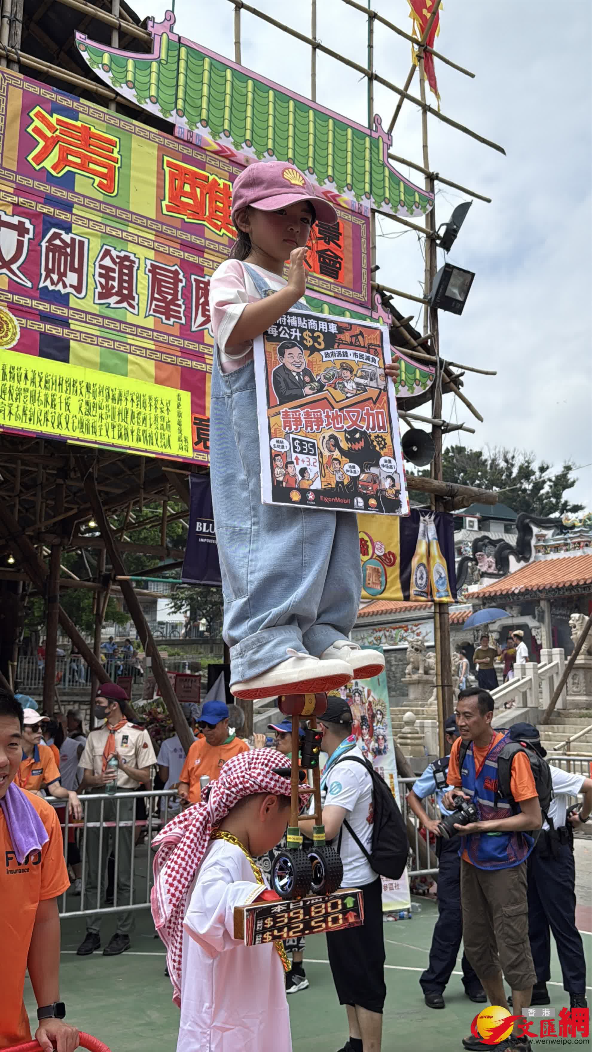 長洲年度盛事太平清醮飄色巡遊於今日（24日）下午隆重上演。現場熱鬧，人頭攢動。（香港文匯報記者崔瀅攝）