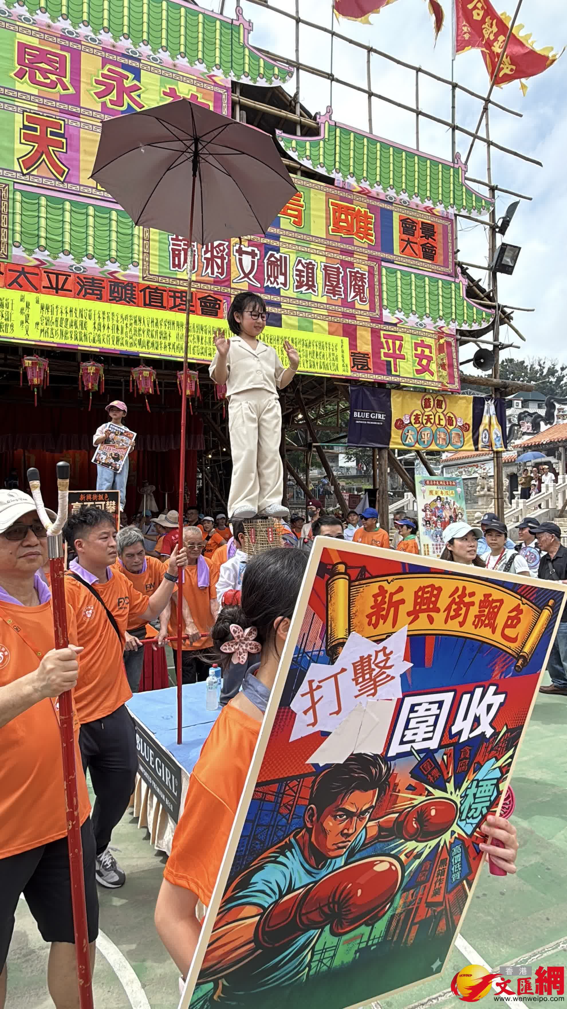 長洲年度盛事太平清醮飄色巡遊於今日（24日）下午隆重上演。現場熱鬧，人頭攢動。（香港文匯報記者崔瀅攝）