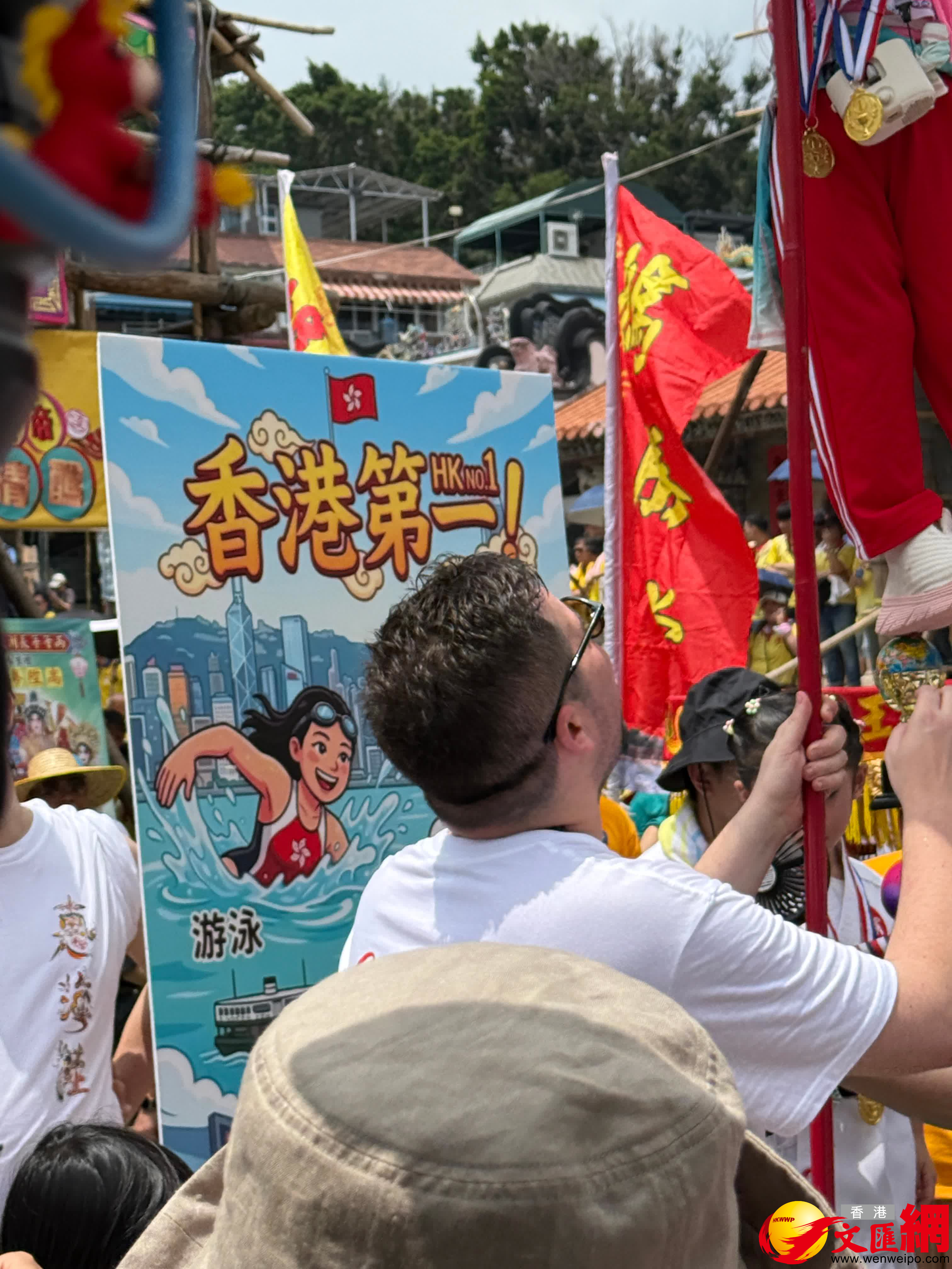 長洲年度盛事太平清醮飄色巡遊於今日（24日）下午隆重上演。現場熱鬧，人頭攢動。（香港文匯報記者崔瀅攝）