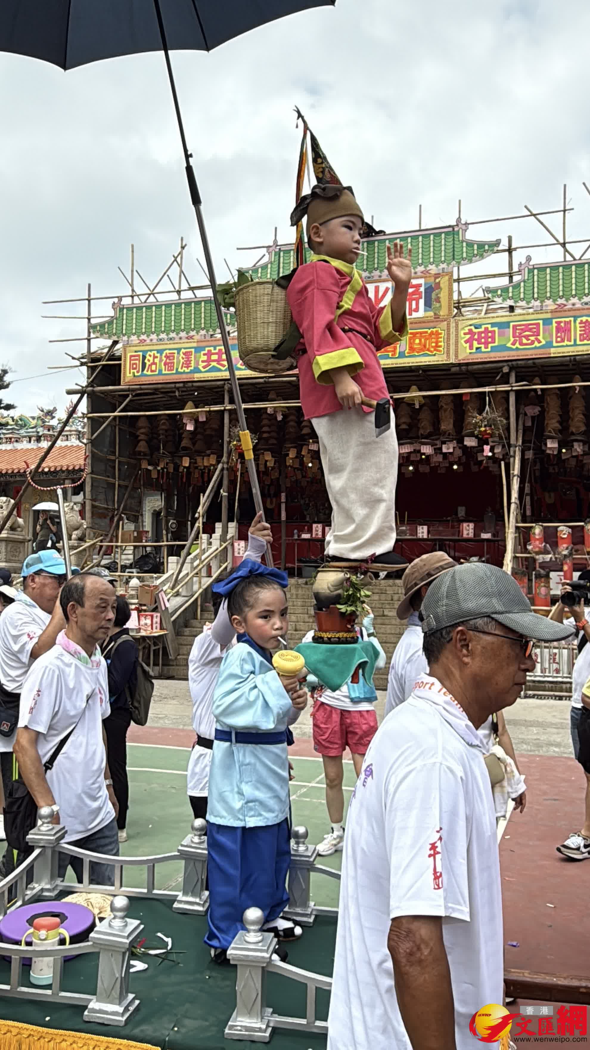 長洲年度盛事太平清醮飄色巡遊於今日（24日）下午隆重上演。現場熱鬧，人頭攢動。（香港文匯報記者崔瀅攝）