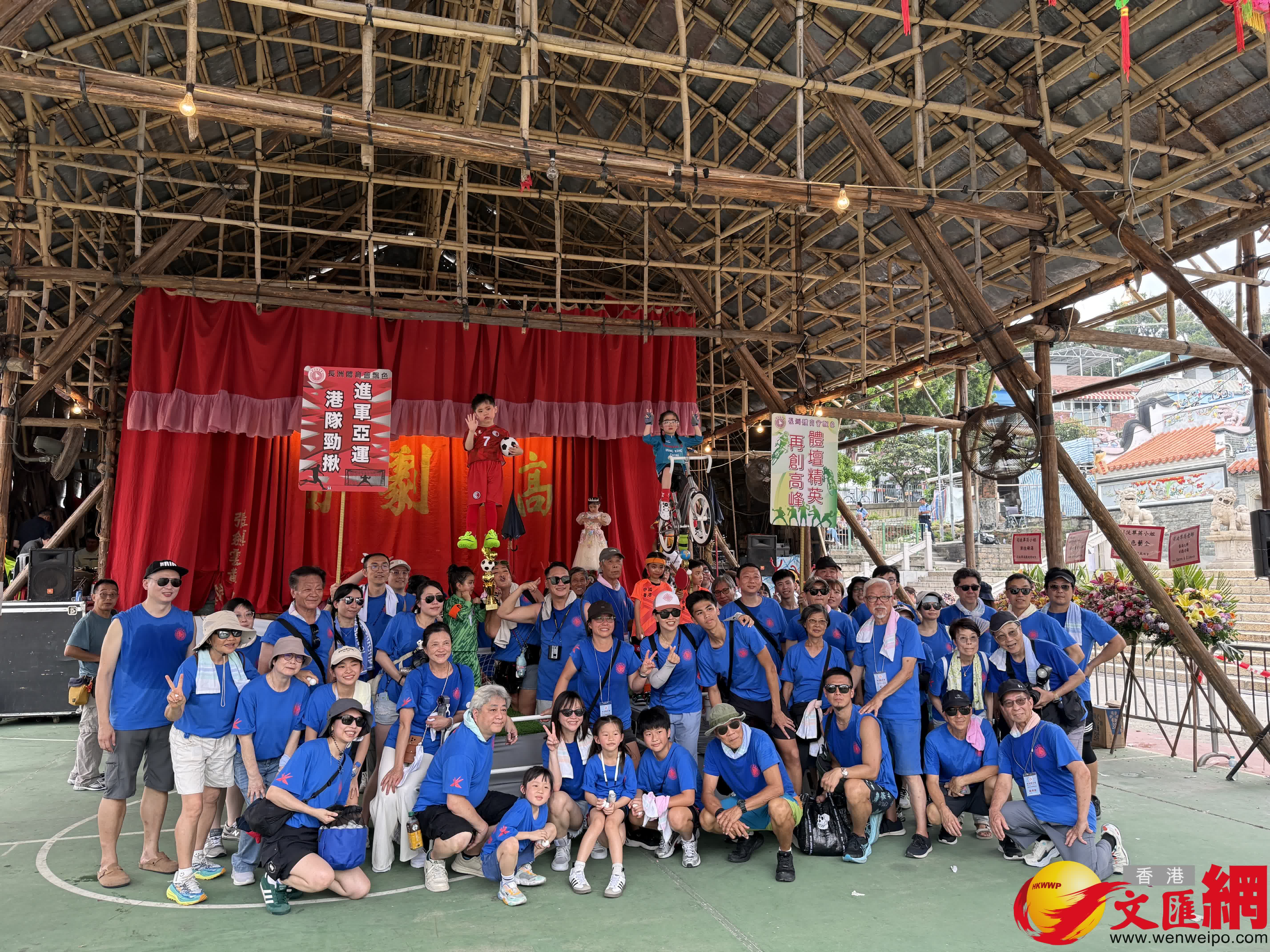 長洲年度盛事太平清醮飄色巡遊於今日（24日）下午隆重上演。現場熱鬧，人頭攢動。（香港文匯報記者崔瀅攝）