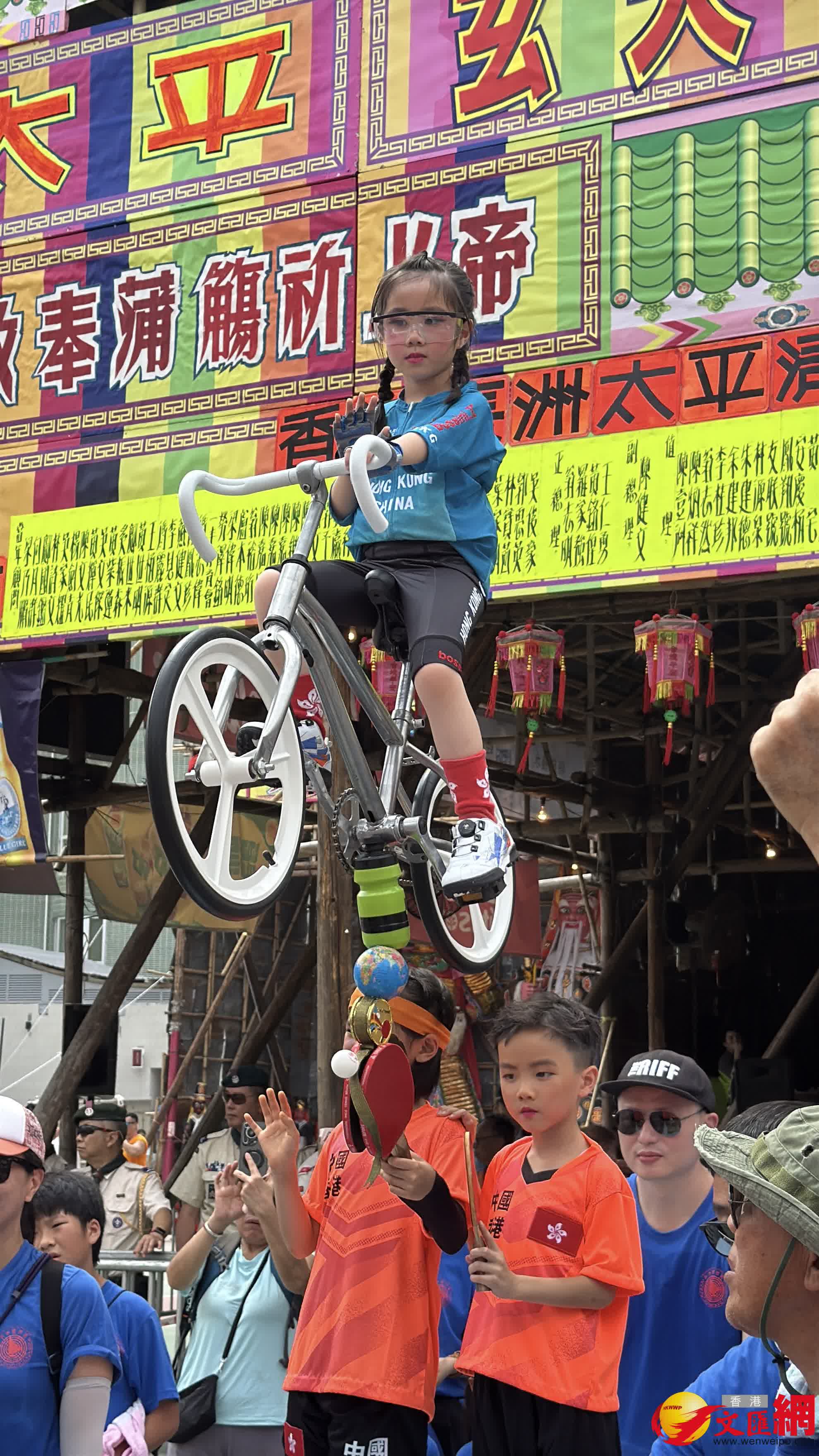 長洲年度盛事太平清醮飄色巡遊於今日（24日）下午隆重上演。現場熱鬧，人頭攢動。（香港文匯報記者崔瀅攝）