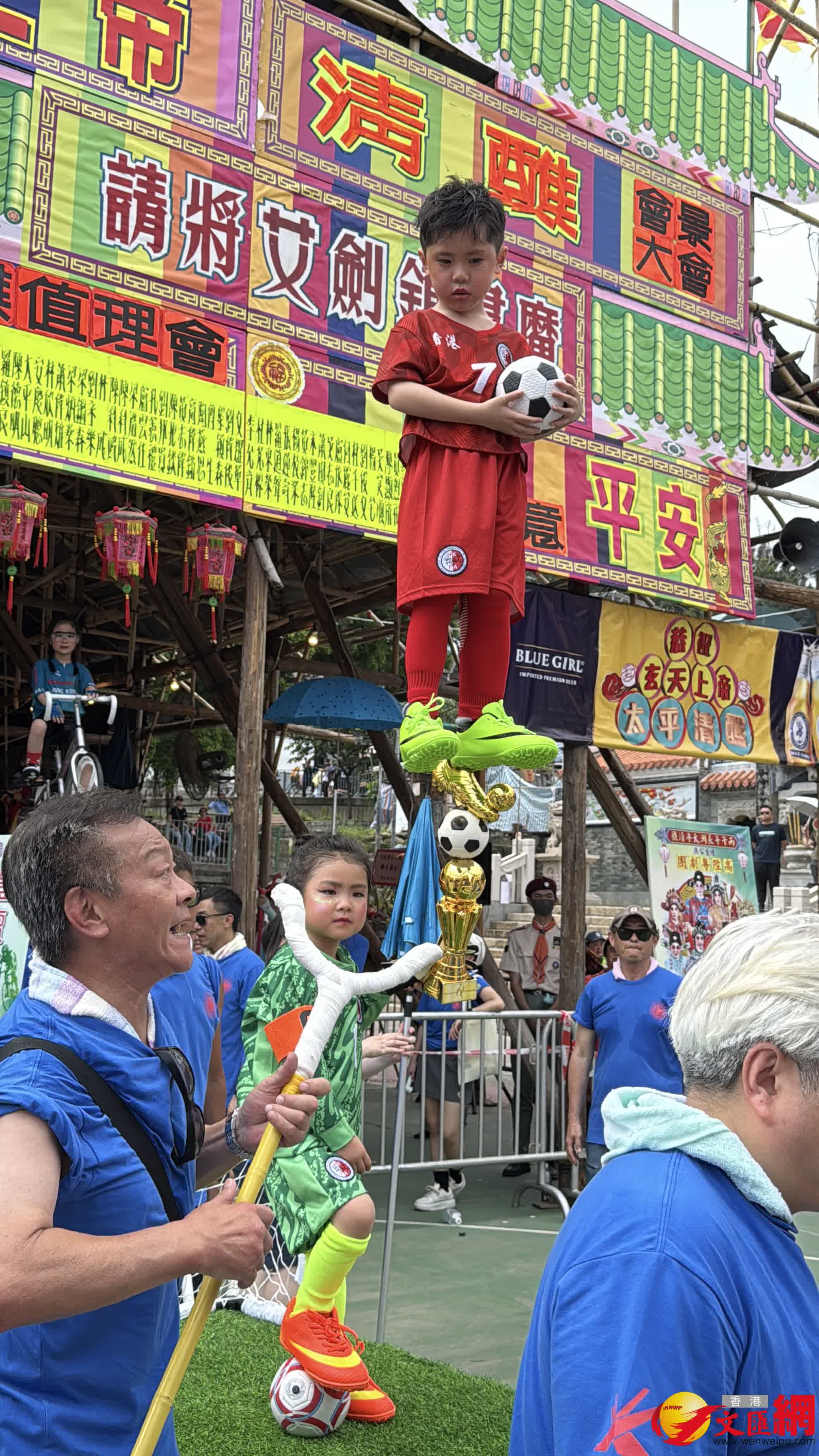 長洲年度盛事太平清醮飄色巡遊於今日（24日）下午隆重上演。現場熱鬧，人頭攢動。（香港文匯報記者崔瀅攝）