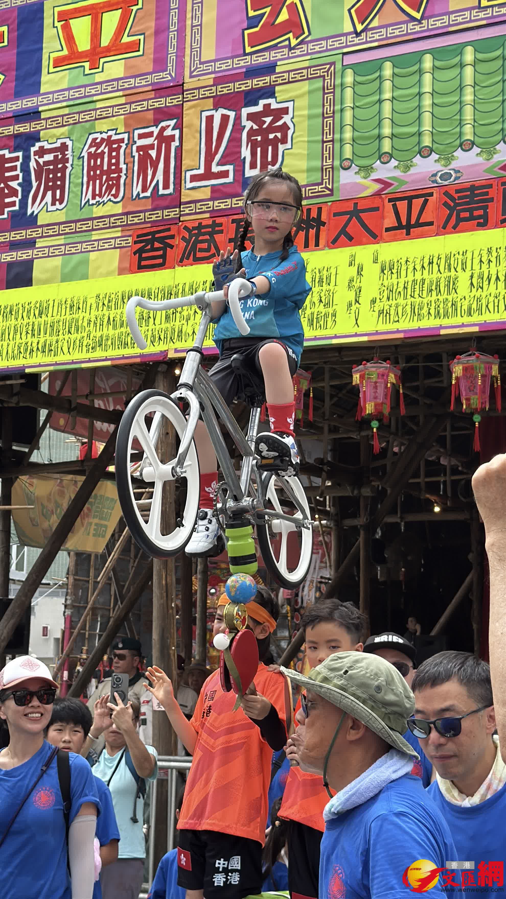 長洲年度盛事太平清醮飄色巡遊於今日（24日）下午隆重上演。現場熱鬧，人頭攢動。（香港文匯報記者崔瀅攝）