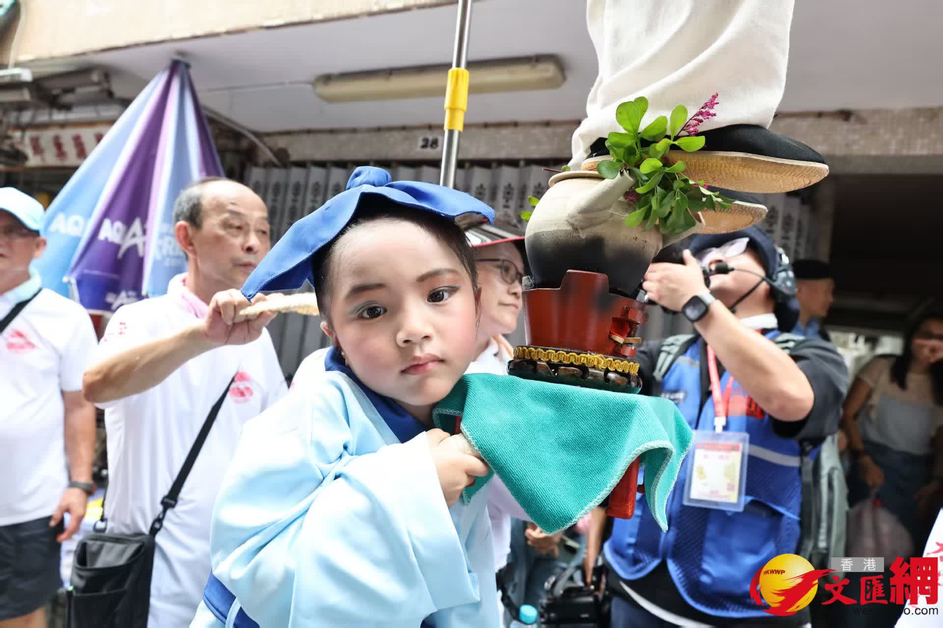 長洲飄色巡遊今日登場，現場熱鬧，人頭攢動。（香港文匯報記者黃艾力攝）