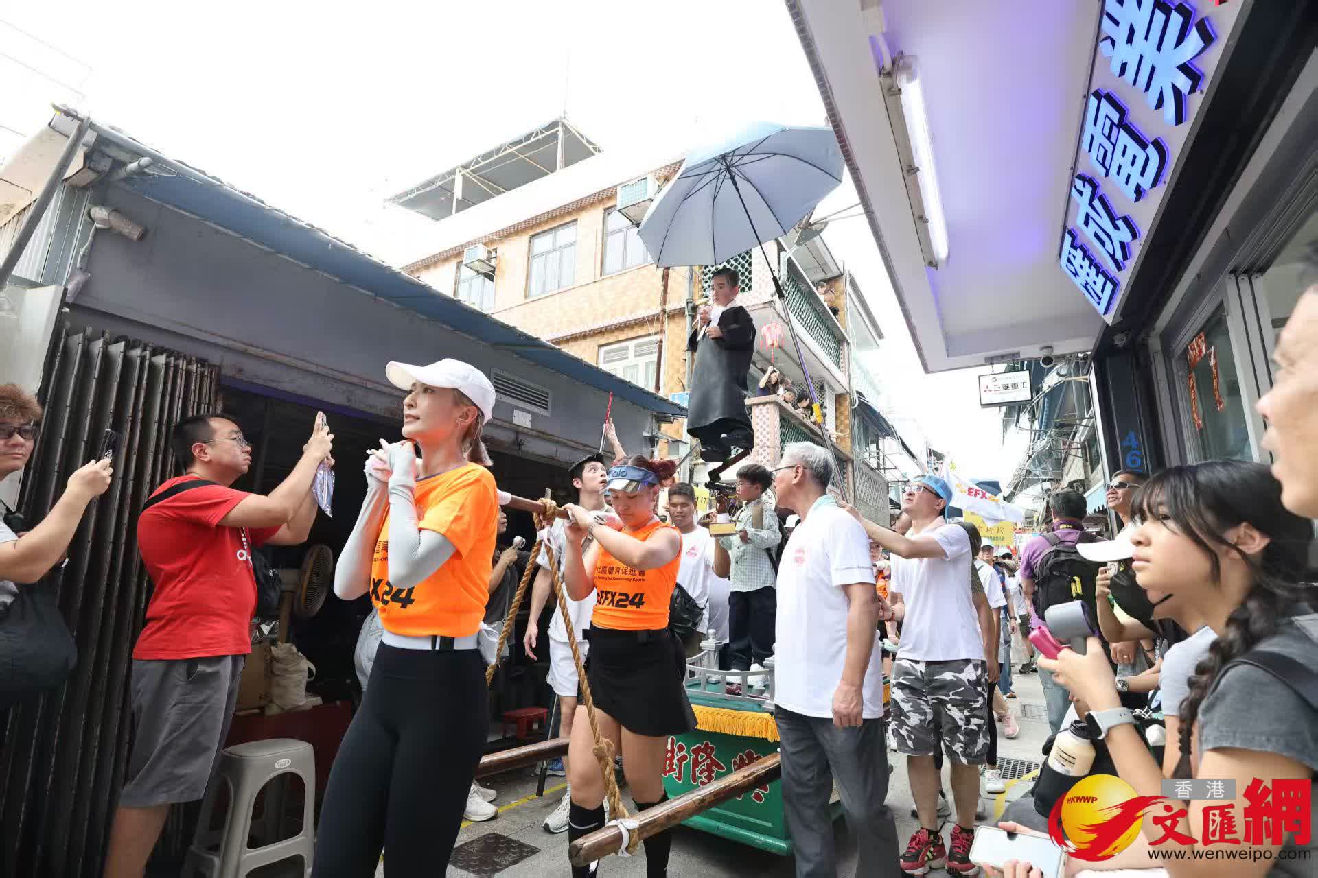 長洲飄色巡遊今日登場，現場熱鬧，人頭攢動。（香港文匯報記者黃艾力攝）