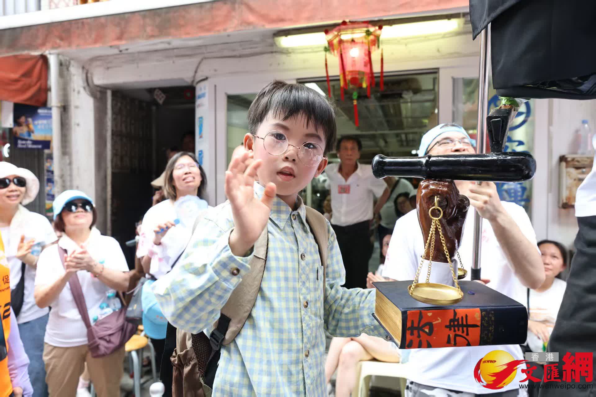 長洲飄色巡遊今日登場，現場熱鬧，人頭攢動。（香港文匯報記者黃艾力攝）