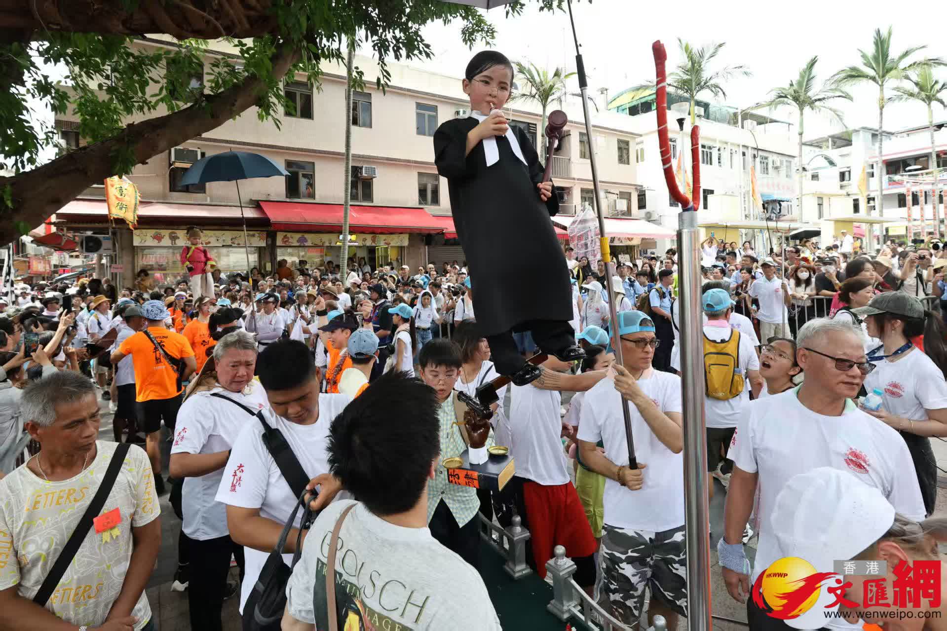 長洲飄色巡遊今日登場，現場熱鬧，人頭攢動。（香港文匯報記者黃艾力攝）