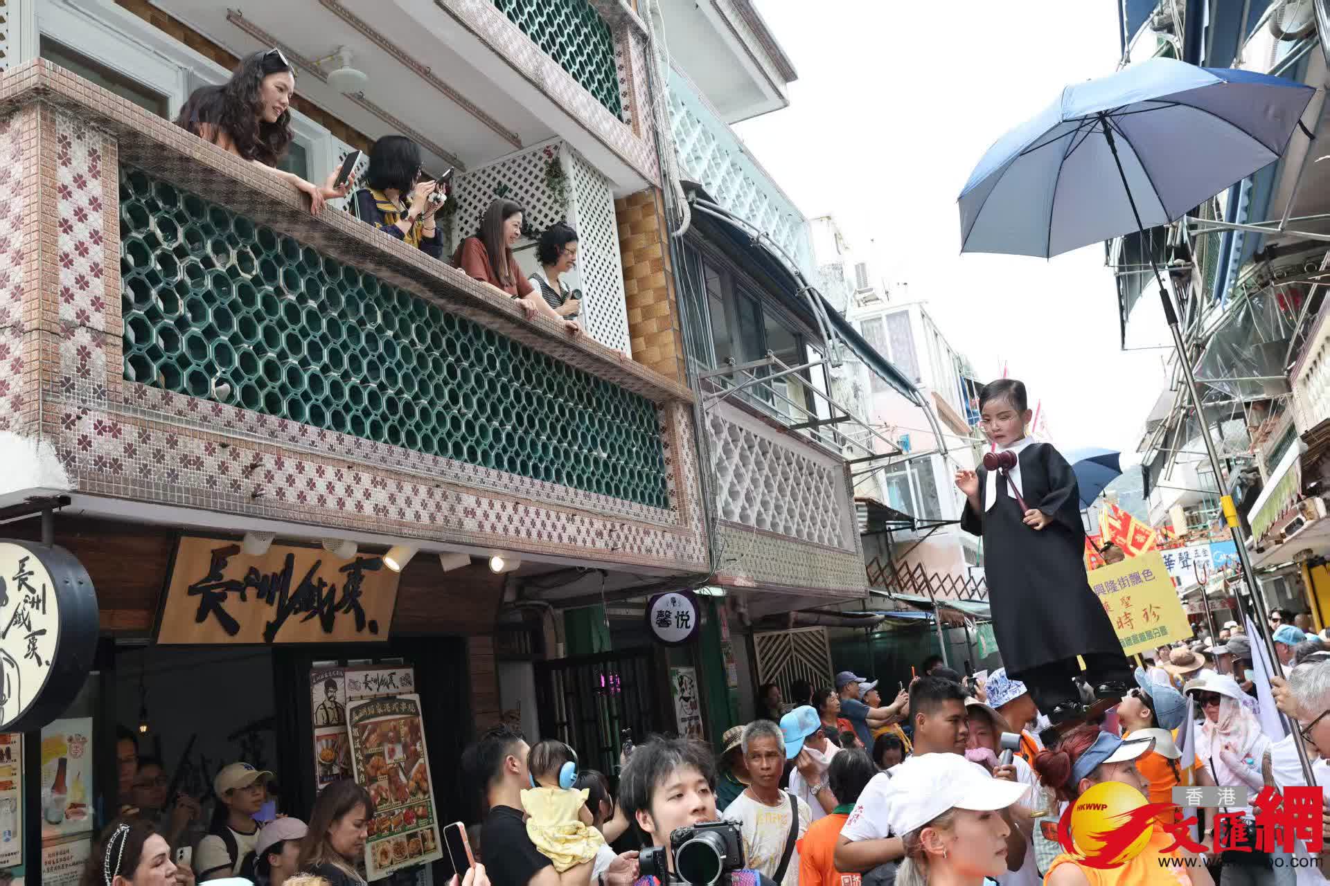 長洲飄色巡遊今日登場，現場熱鬧，人頭攢動。（香港文匯報記者黃艾力攝）