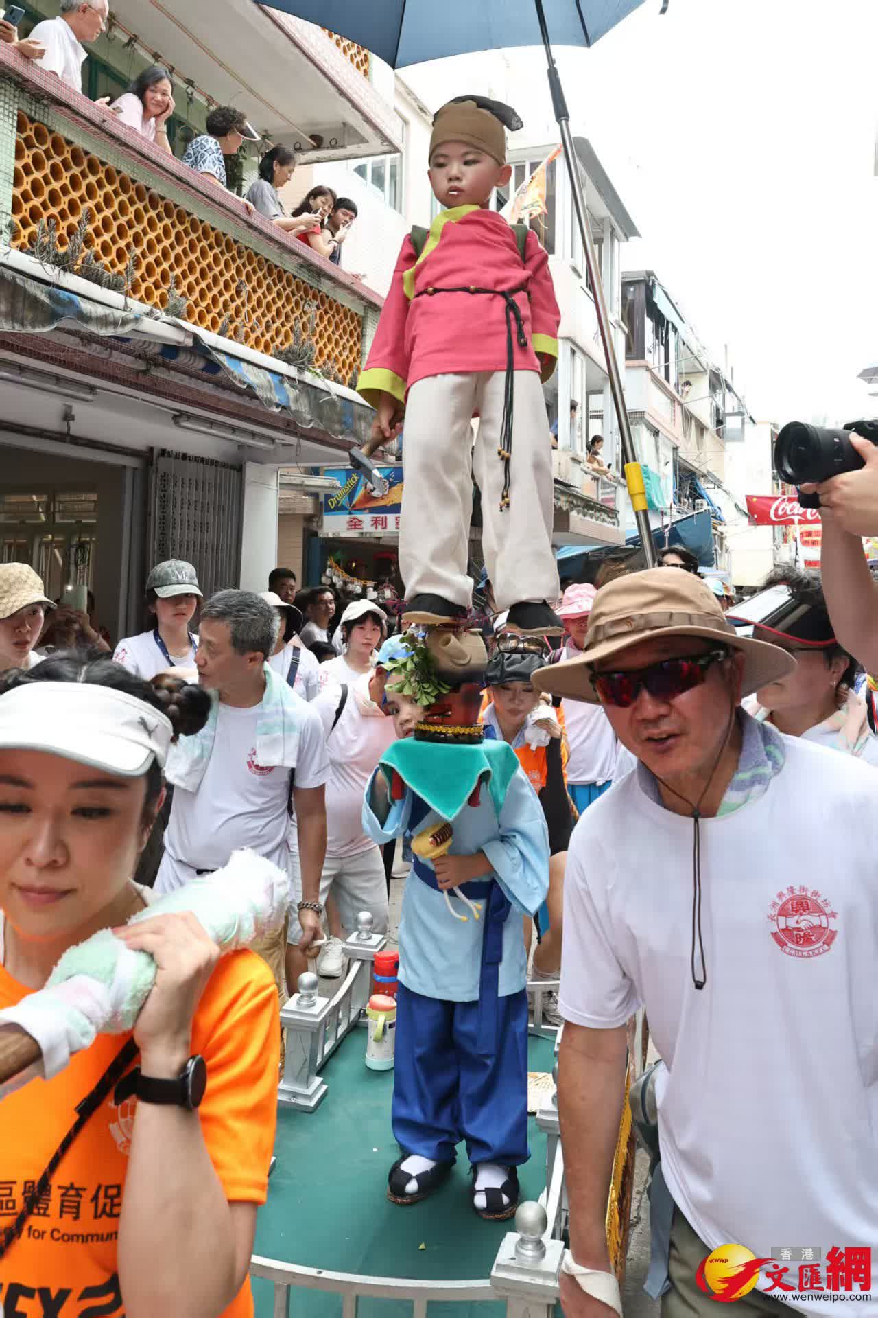 長洲飄色巡遊今日登場，現場熱鬧，人頭攢動。（香港文匯報記者黃艾力攝）