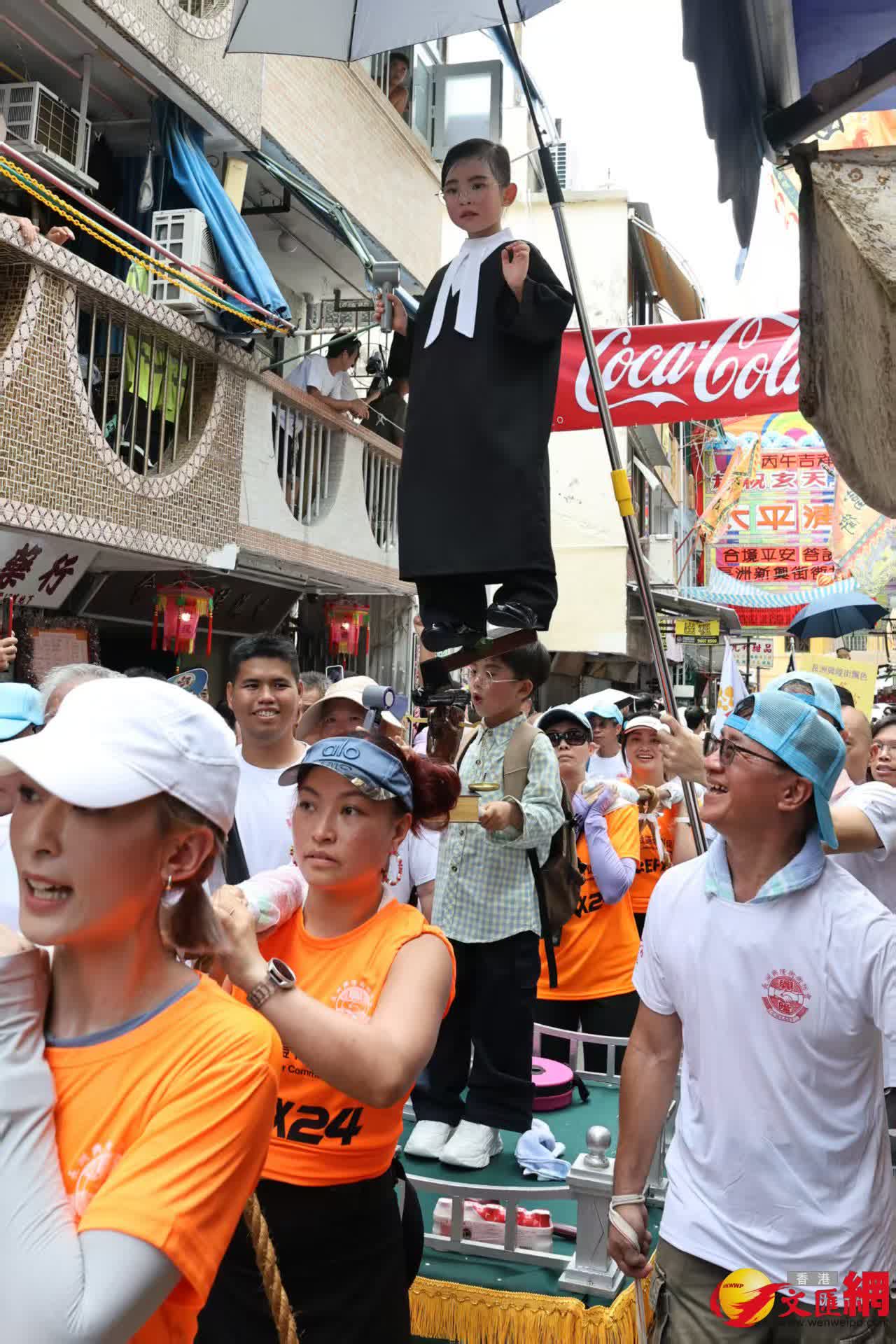 長洲飄色巡遊今日登場，現場熱鬧，人頭攢動。（香港文匯報記者黃艾力攝）