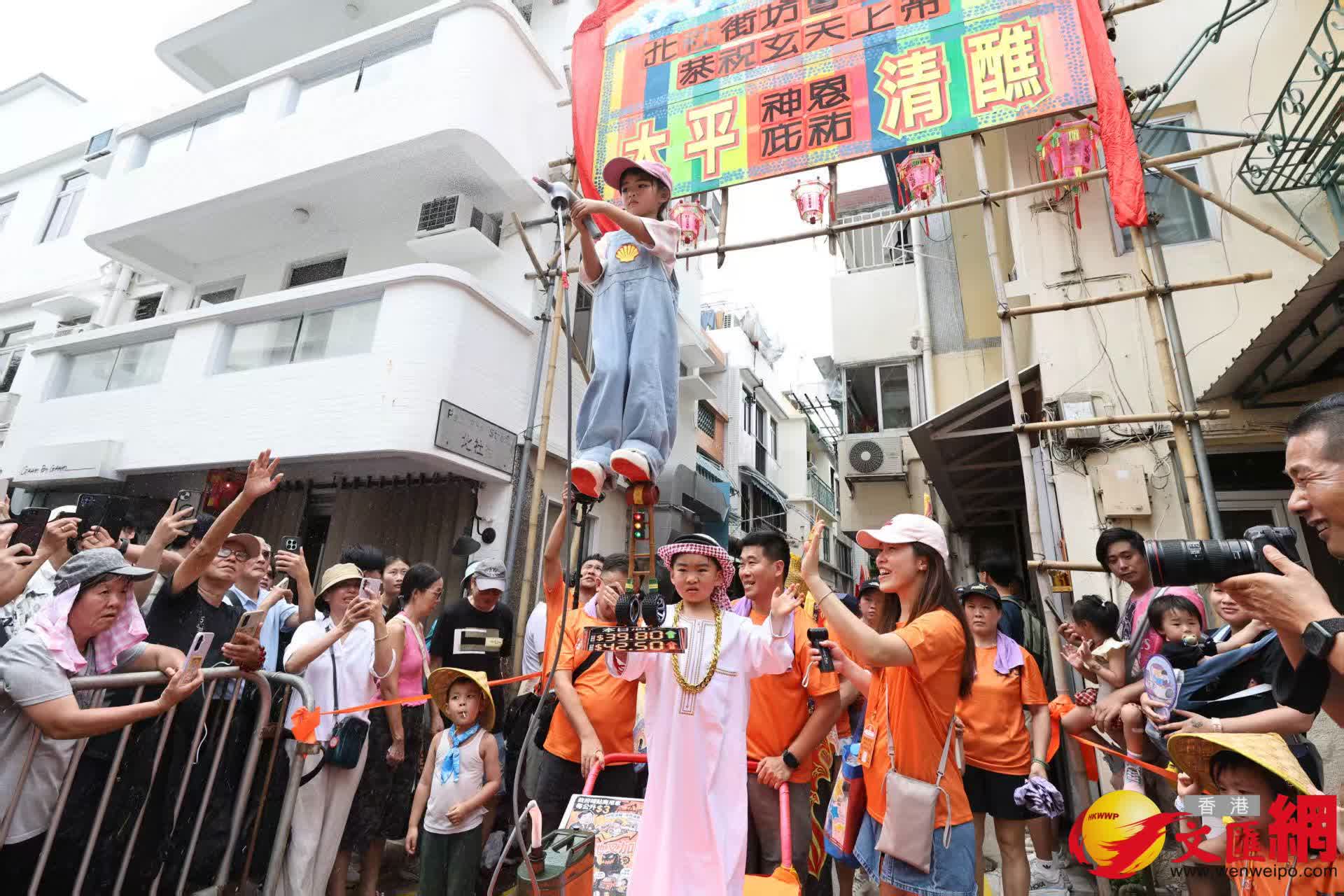 長洲飄色巡遊今日登場，現場熱鬧，人頭攢動。（香港文匯報記者黃艾力攝）