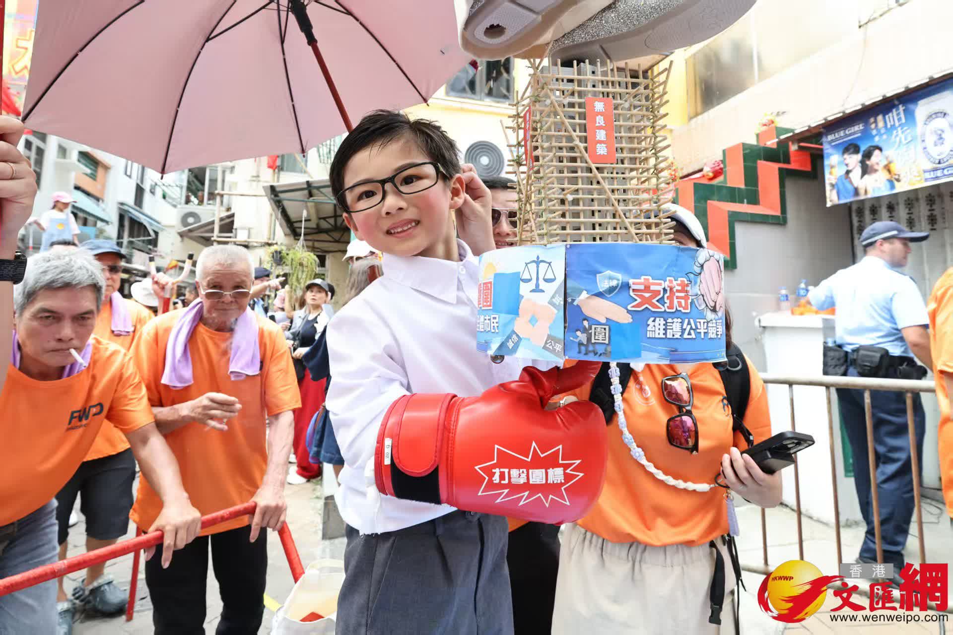 長洲飄色巡遊今日登場，現場熱鬧，人頭攢動。（香港文匯報記者黃艾力攝）
