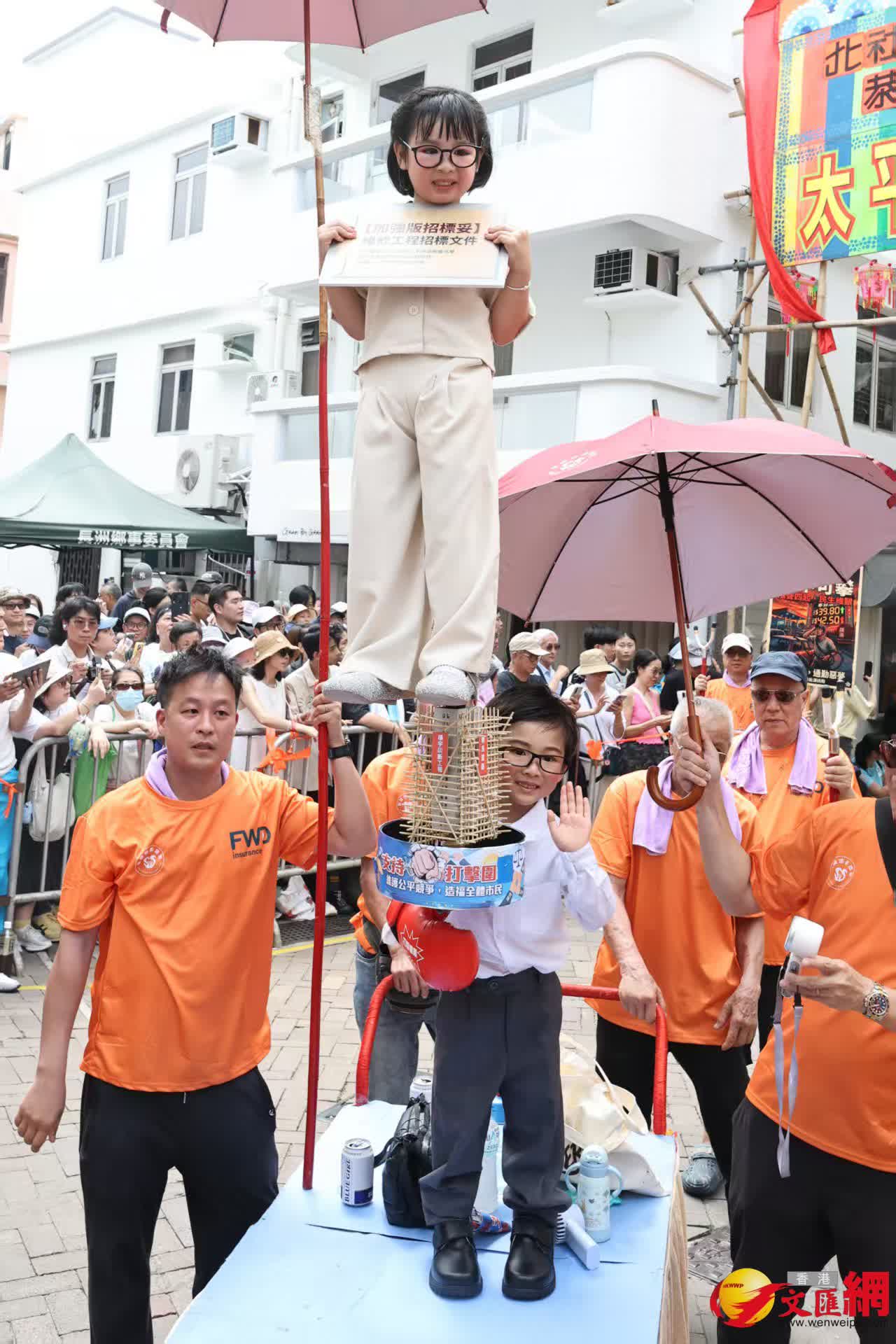 長洲飄色巡遊今日登場，現場熱鬧，人頭攢動。（香港文匯報記者黃艾力攝）