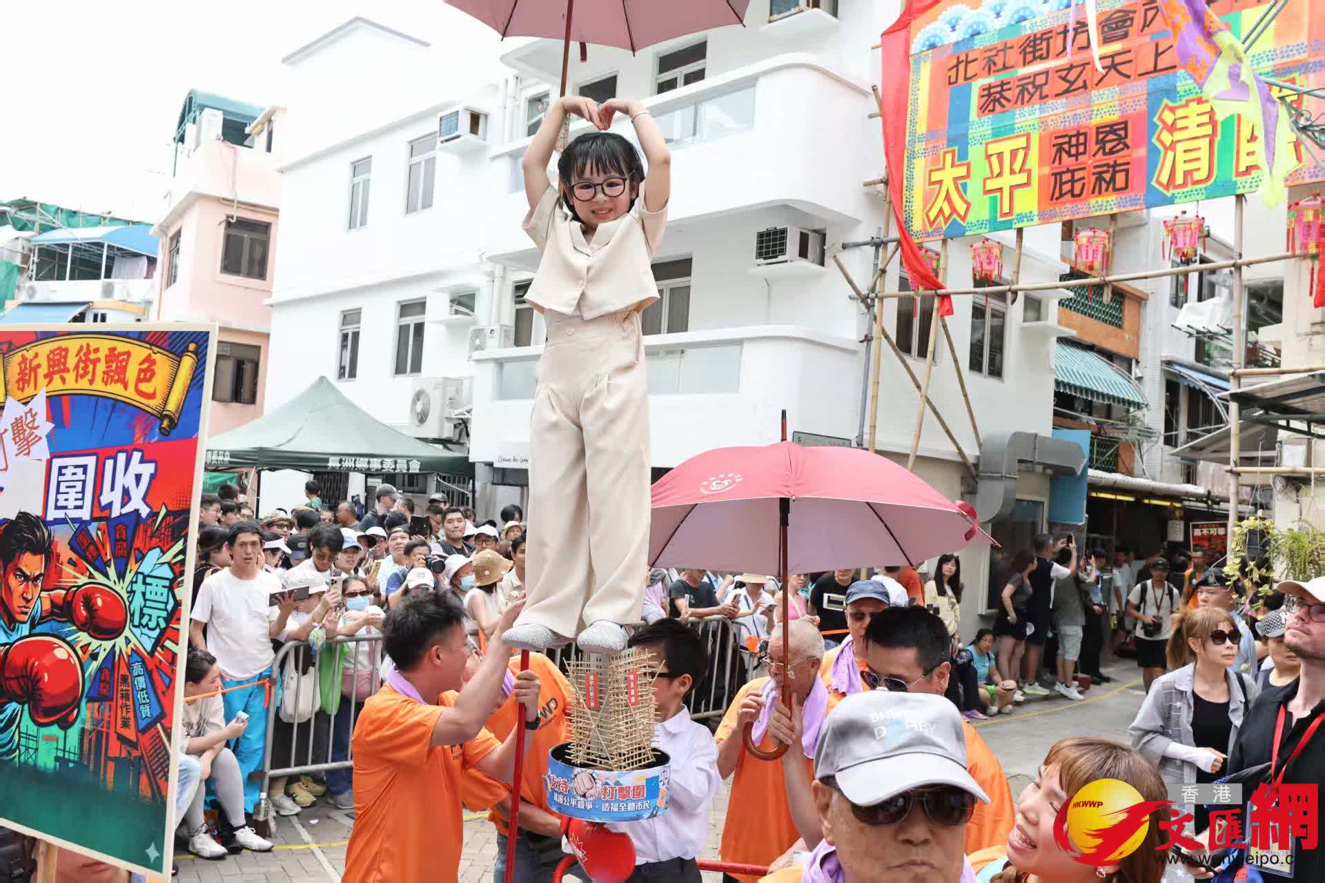 長洲飄色巡遊今日登場，現場熱鬧，人頭攢動。（香港文匯報記者黃艾力攝）