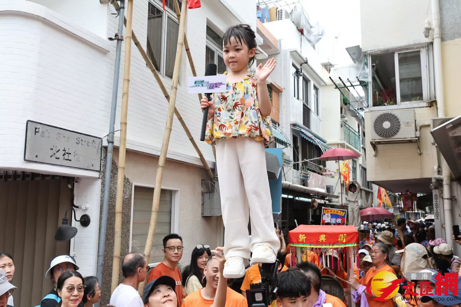 長洲飄色巡遊今日登場，現場熱鬧，人頭攢動。（香港文匯報記者黃艾力攝）