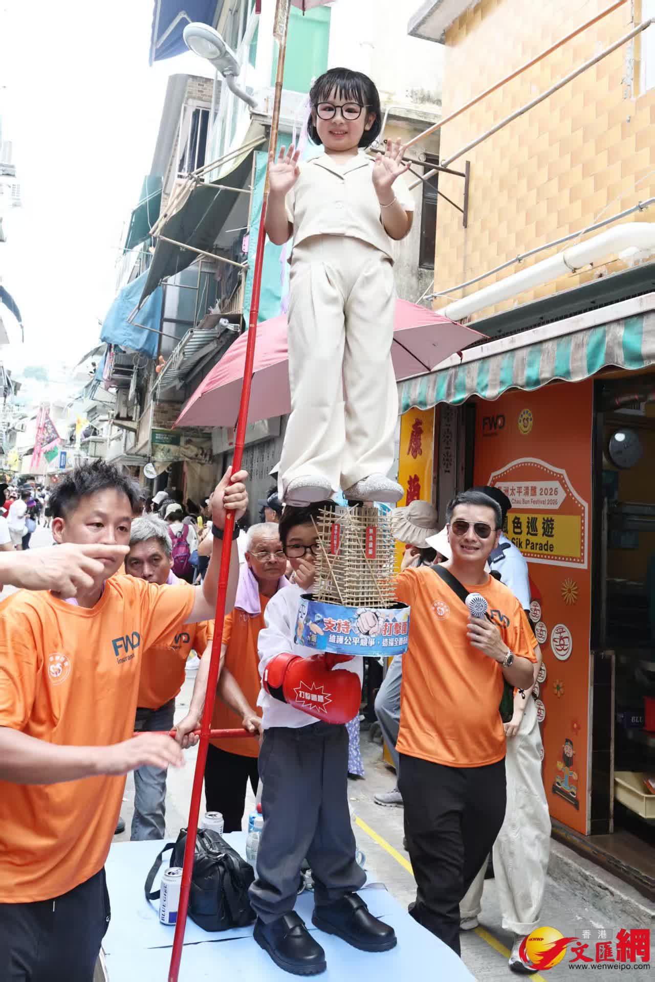 長洲飄色巡遊今日登場，現場熱鬧，人頭攢動。（香港文匯報記者黃艾力攝）