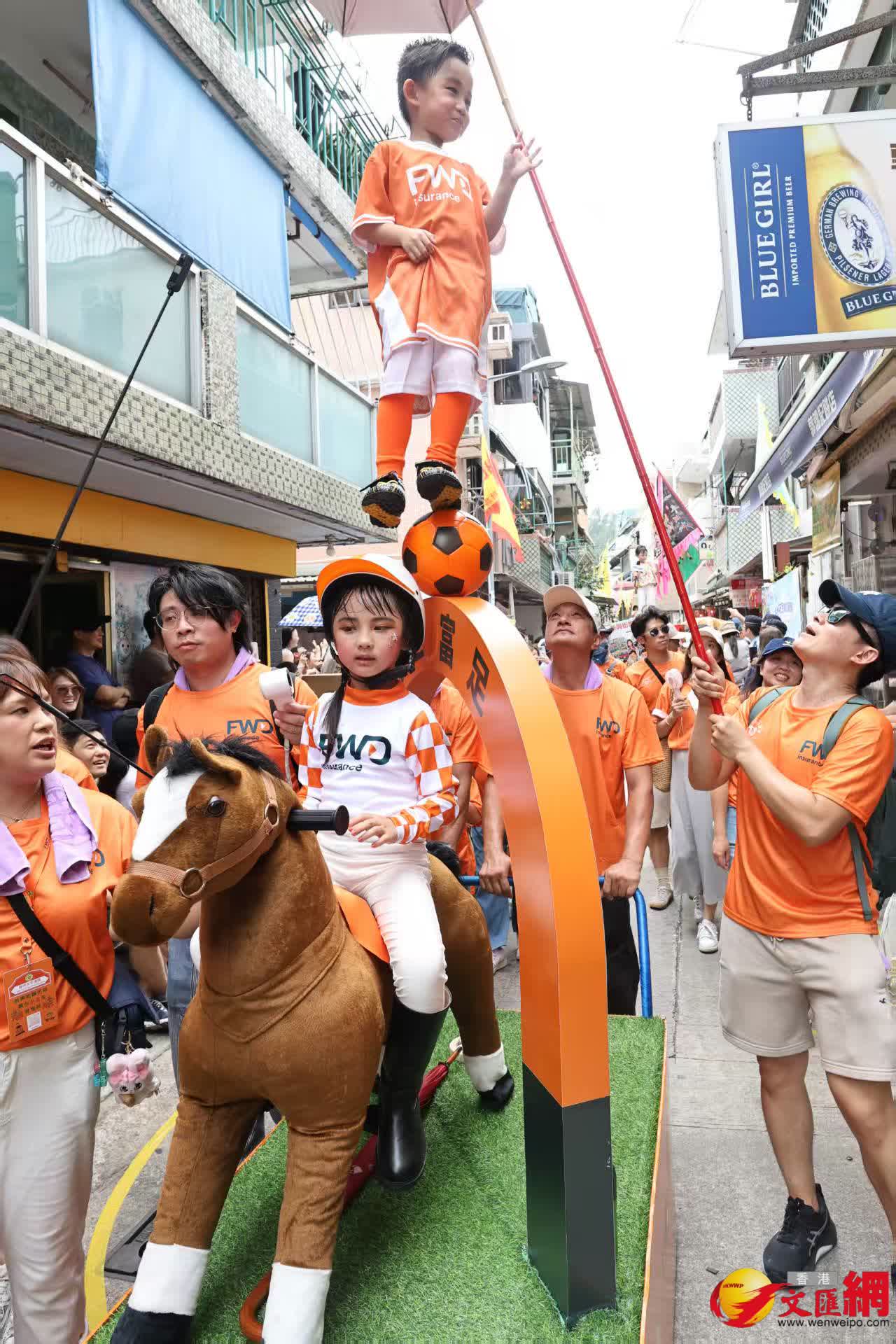 長洲飄色巡遊今日登場，現場熱鬧，人頭攢動。（香港文匯報記者黃艾力攝）