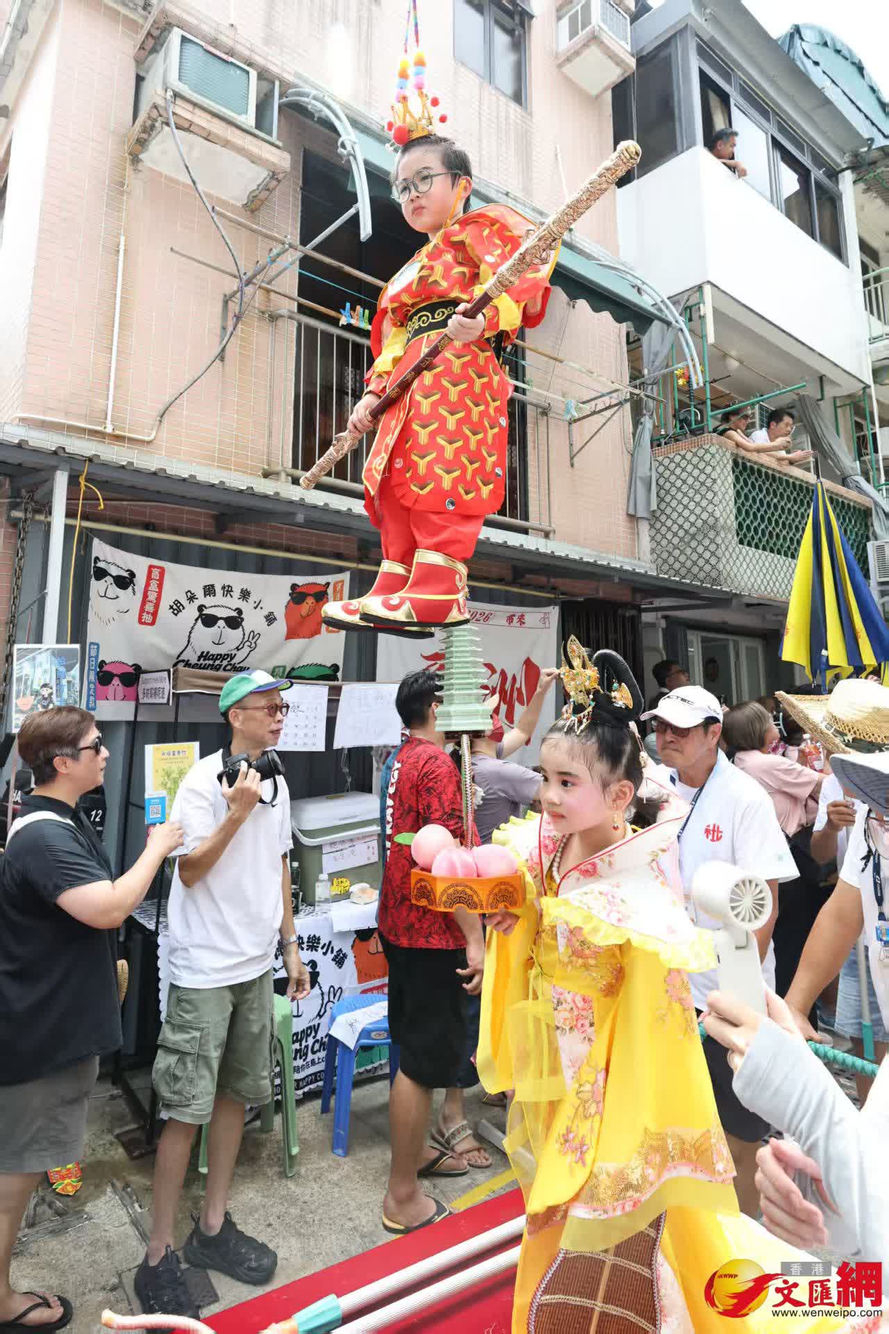 長洲飄色巡遊今日登場，現場熱鬧，人頭攢動。（香港文匯報記者黃艾力攝）
