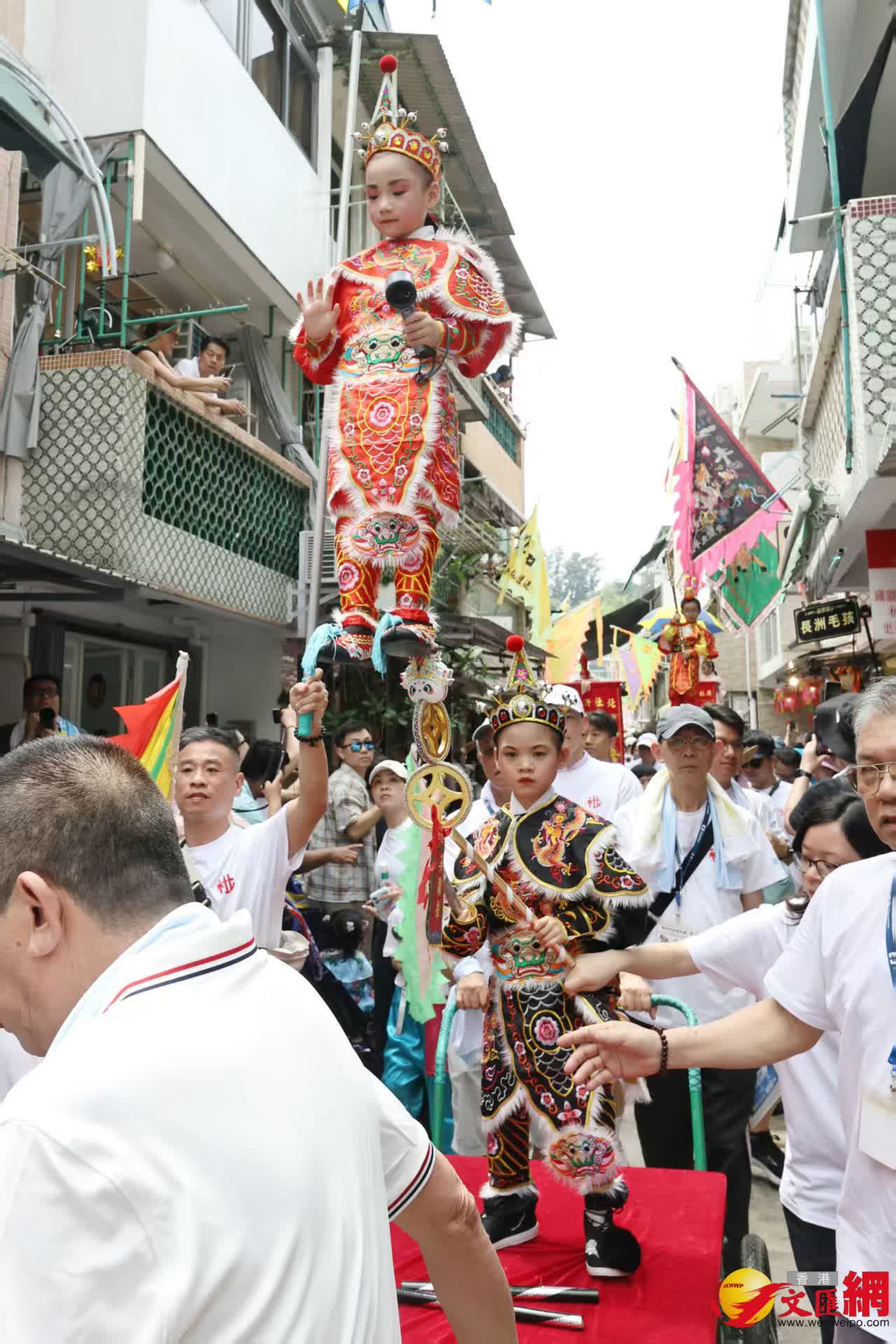 長洲飄色巡遊今日登場，現場熱鬧，人頭攢動。（香港文匯報記者黃艾力攝）