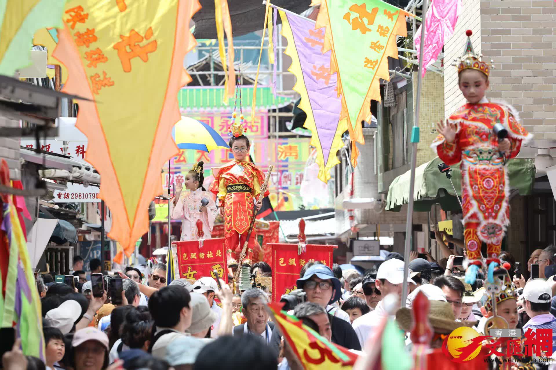 長洲飄色巡遊今日登場，現場熱鬧，人頭攢動。（香港文匯報記者黃艾力攝）