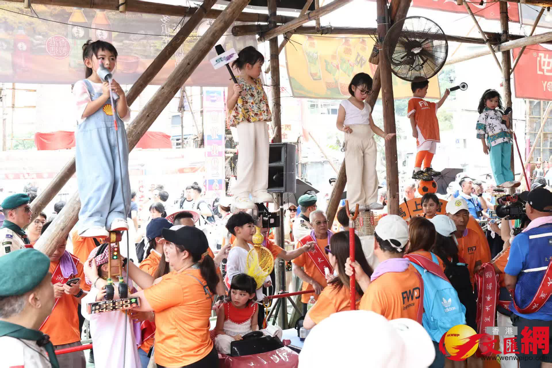 長洲飄色巡遊今日登場，現場熱鬧，人頭攢動。（香港文匯報記者黃艾力攝）
