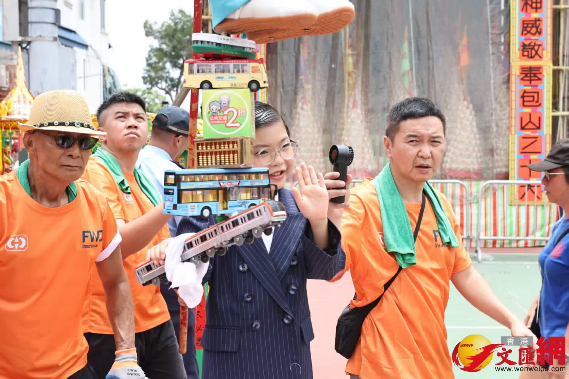 長洲飄色巡遊今日登場，現場熱鬧，人頭攢動。（香港文匯報記者黃艾力攝）