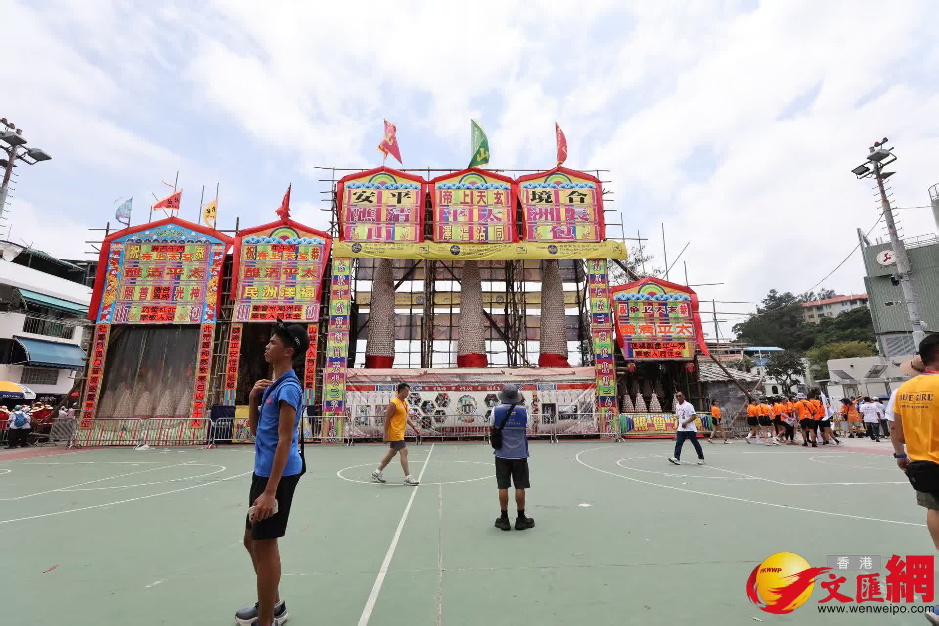 長洲飄色巡遊今日登場，現場熱鬧，人頭攢動。（香港文匯報記者黃艾力攝）