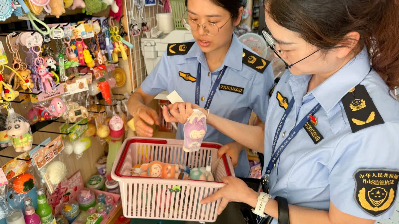 名為解壓實為「虐娃」：網紅玩具「娜塔莎」背後有多重隱憂