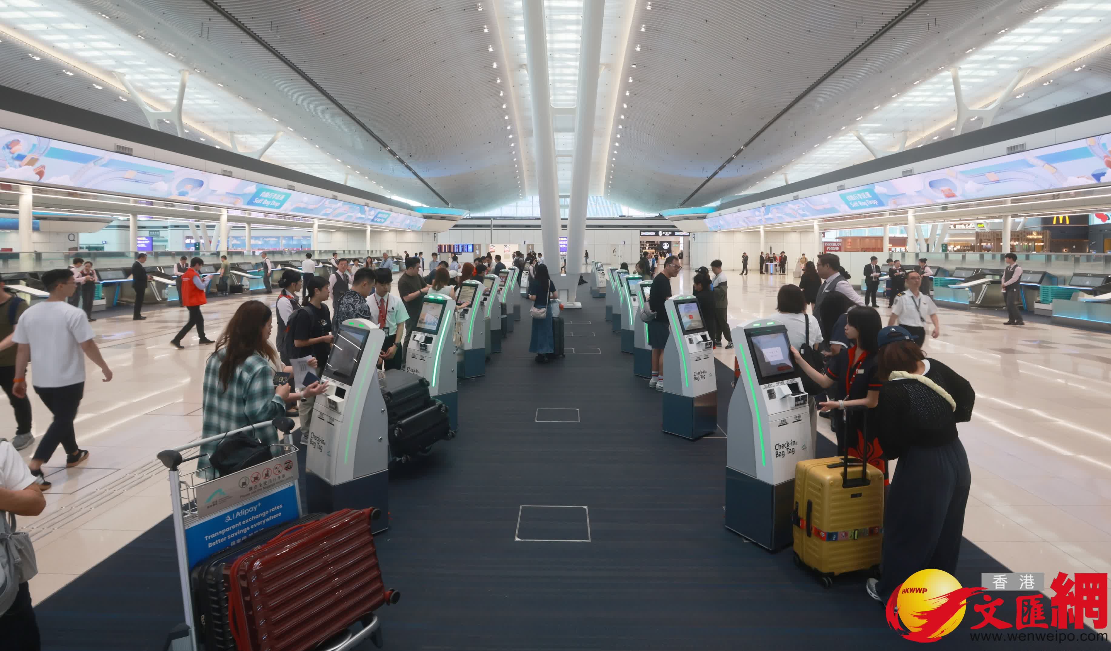 香港國際機場二號客運大樓離境設施啟用。香港文匯報記者郭木又 攝