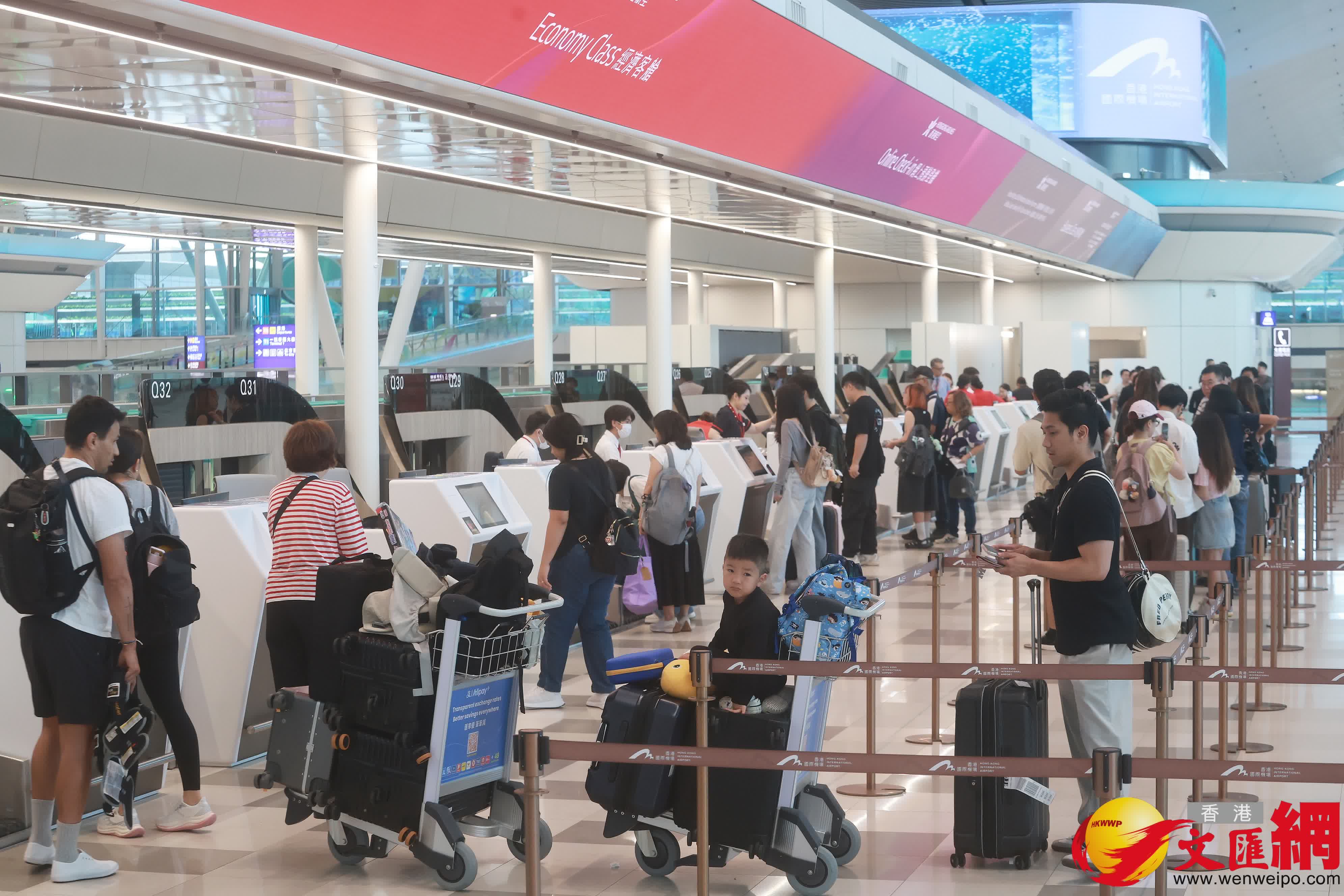 香港國際機場二號客運大樓離境設施啟用。香港文匯報記者郭木又 攝