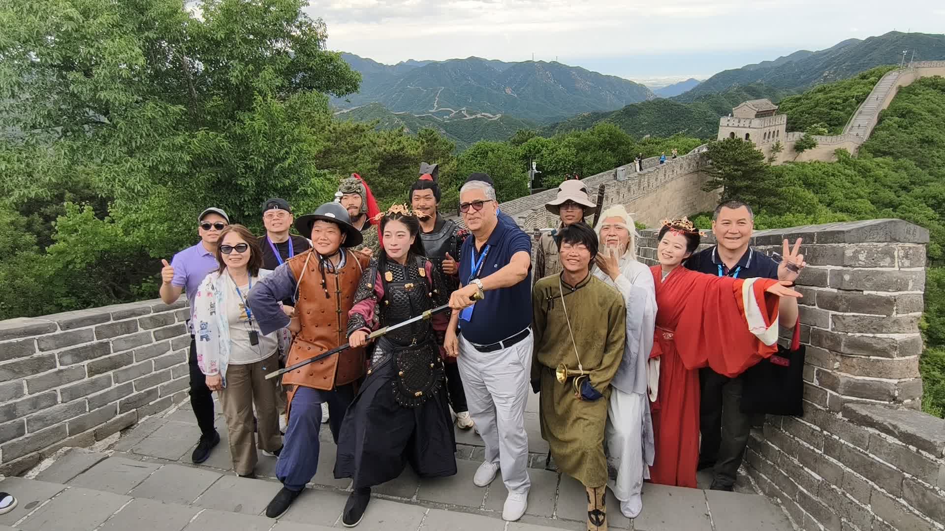 長城腳下　世界各地遊客手拉手歡樂共舞