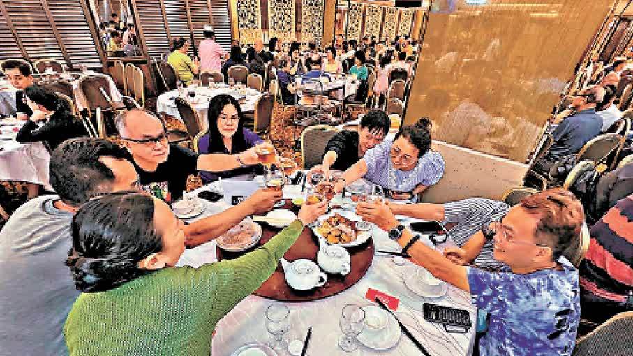 全港賀七一　逾千商戶推優惠　食玩買樣樣有折　特首籲更多企業派福利