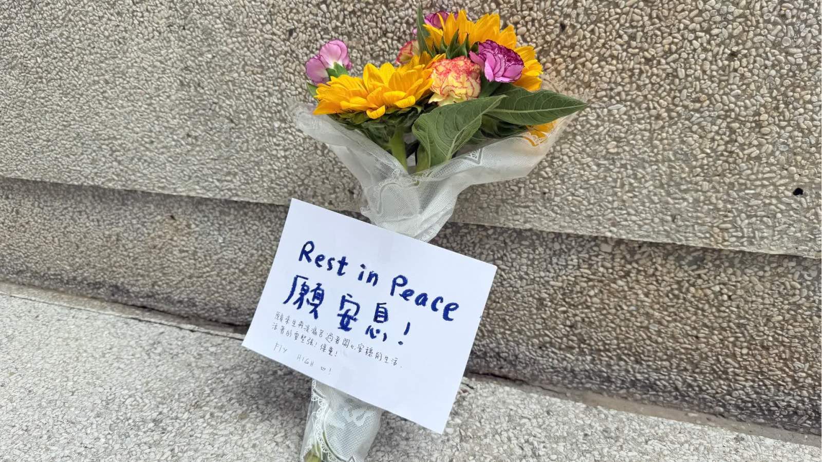 太古城母女墮樓｜街坊獻花落淚嘆雙重悲劇　議員冀改善支援機制