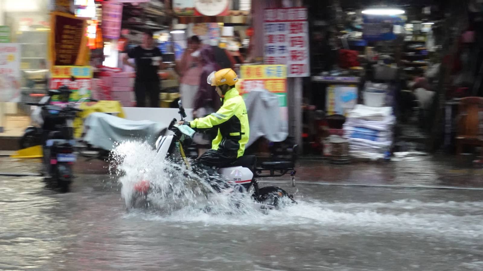 強降水仍將持續！廣東多地暴雨橙色預警信號生效