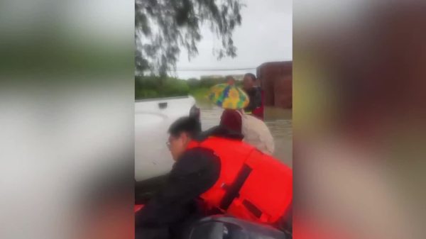 （有片）廣東汕尾一臨產孕婦遭暴雨圍困　應急部門緊急救援