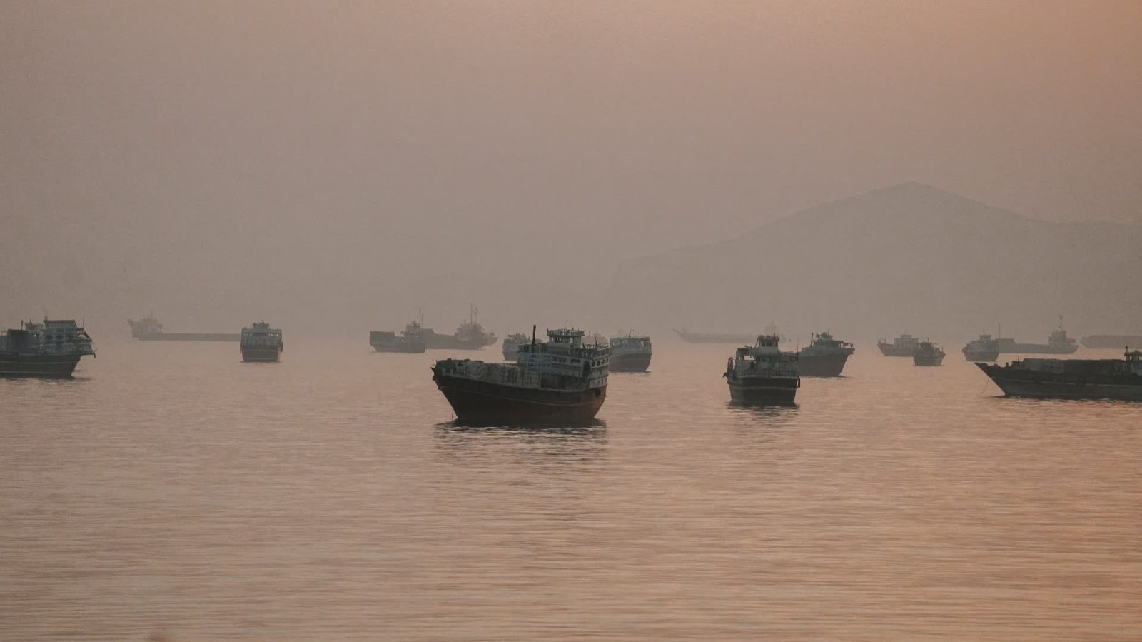 伊媒：數艘伊朗船隻「穿越海上封鎖線」